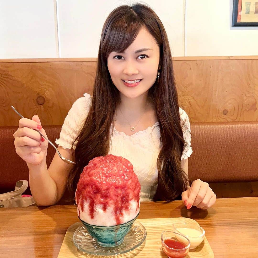 野本愛のインスタグラム：「暑いのでかき氷を食べに行きました😆🍧   美容や健康の面で、糖質制限が流行っています。   私も糖質を取ることはあまりよくないことだと思い 控えていたのですが   逆に積極的に良質な糖を取るようにしてから   💎イライラゼロ 💎PMSほぼゼロ   毎日ご機嫌で デスクワークで頭を沢山使っても 疲労感を感じにくくなりました💎✨   脳と生殖器と赤血球は、 糖しかエネルギーにできない臓器です😃   糖がないと働きが悪くなってしまうのです。  ファスティングも流行っていますが、 食事を抜いても、絶対に糖を抜いてはいけません❣️   低血糖は、人間が最もストレスを感じることなので、 活性酸素が発生します。   飢餓は命の危険があるので ストレスを感じるのは当然ですよね💦  薄毛や抜け毛を気にされている方も 過度の糖質制限はやめた方がいいですよ❣️   髪は栄養が最後に行くところなので、 栄養不足になったり、 糖不足によって脳がストレスを感じて、 ストレスホルモンのコルチゾールの分泌が増加したり 体内の代謝が低下するリスクがあります。     果糖ぶどう液糖など 遺伝子組み換えトウモロコシから生成される糖分や 低品質な糖は避けるべきですが、   フルーツの果糖や黒糖、蜂蜜などは良質な糖なので、 質を考えて取り入れればいいと思います🍊   糖質制限しなきゃだから、 暑くてかき氷食べたいけど我慢！ なんてしなくていいですよ😊   添加物まみれのブルーハワイのシロップとかは オススメしませんが、 こだわりのシロップのかき氷なんて いいんじゃないですかね😃😃🍧🍧   特に現代人はデスクワークやスマホなどで 脳をたくさん使って疲れていると思うので 極端な過度の摂取はお勧めしませんが 良質な糖分を取ってしっかりエネルギーを 回していきましょう💕💕  #かき氷 #かき氷部 #いちごミルク #カシスオレンジかき氷 #夏スイーツ #映えかき氷 #かき氷巡り #糖質制限 #インナービューティー #糖代謝 #イライラしない #ストレスケア #脳疲労 #pms対策 #ファスティング #ファスティングアドバイザー  #kakigori #shaveice」