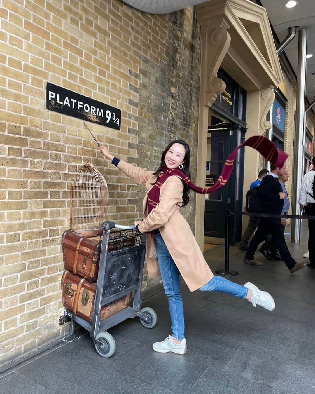 酒向杏奈のインスタグラム：「. . やっぱりやっておかないとね🪄 . 🌟プラットホーム 9 3/4番線🚂🌟 . ハリーポッターショップでは杖が欲しくなる〜！ いや、いつ使うの⁈と自問自答して断念(笑) . King’s Cross Stationのプラットホーム9番と10番の間にも行きました！(撮影現場とは別) . 娘が「どの壁が通り抜けれるの？」と探していて可愛かった😂 . #ハリーポッター #プラットホーム 9 3/4番線 #hurrypotter  #kingscrossstationplatform9¾」