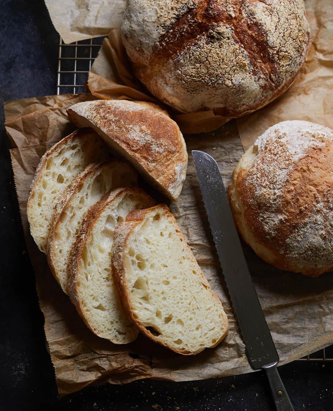若山曜子さんのインスタグラム写真 - (若山曜子Instagram)「こんな暑い最中に、宣伝するのも、と思いますが、、 9月にパンの本を出します。  とはいえ、私はパンの先生ではないので、もともと家でよく作っていたパンの生地は一種類だけ。  でも編集さんの「パンはシンプルな材料でできてるのに、パンの本見ると難しそうで…。家で簡単に作れたらいいのにと思います。ライフハックとして知りたい。」  という言葉に、そんな小難しいこと考えなくても、焼きたてのパンってそれだけで美味しい。 材料もすごくシンプルでいいんだよーということを伝えたくなりました。  ただ、一冊の本を出すまでではないかなと思っていたのですが…ここ何年か外出を控えていたこともあり、焼きたてのパン食べたいと思いながらも、だからって買いに行くのもね…ということも多々あり。  ふと、コストコのマスカルポーネロールや、昔ながらのパン屋さんのバターロールみたいな、ふんわりほんのり甘いパン、ブリオッシュみたいにぷーんとバターの香りのするパンも、こねないでほったらかしで家で作れないかしら？と思いたち、時折（大体夜中に）自由研究のように作っていました。  焼き立てが良くても、バターと卵たっぷりだとパサついたり、1グラムの差でイーストの香りが強すぎたり、、気温によって発酵時間が変わったり（冷蔵庫発酵なのに！）バターの香りはどれくらいだとちょうどよく感じるの？と お菓子と全然違う生地の扱いに、悪戦苦闘、試行錯誤をしながら、今年に入ってバレンタイン頃、ようやく満足のいくふんわりパンのレシピが完成し、嬉しくて毎日作っておりました。 （ストーリーズで見た方もいらっしゃると思います） 何度も作ったからかもですが、暗記できるシンプルな配合です。  元々作っていたパリッとしたパンも、新しくできたふんわりしたパンも、どちらもボウルに材料を入れて、ゴムベラでざっと混ぜて冷蔵庫で寝かせます。型がなくてもできます。 そうすれば翌日には、ささっと成形するだけで焼きたてのパンが食べられる、その嬉しさといったら！  有名なパン屋さんの凝った材料や配合の、奥深い味とは違うかもしれないけれど、、  家で作るパンは、その焼く香りもご馳走。 私は何もつけずに、少し湯気がおさまった頃、ほんのり温かいのを食べるのが好きです。  今はちょっとイメージしづらいけれど、 少し寒くなってきた頃、自分で焼くパン、例え変なカタチになったとしても、味は最高です。 なんといっても焼き立てです。  まだ食指のびないですよね…と思いつつ、予約開始となりましたので、お知らせでした。  どのレシピも本当にリピートしてるお気に入りなので、発売の頃まで、またときどき宣伝させてくださいね。  #おうちパンはこれでいい　#型なしパン　#こねないパン　#パン作り初心者　#こねないパン作り　#おうちパン」8月2日 18時56分 - yoochanpetite