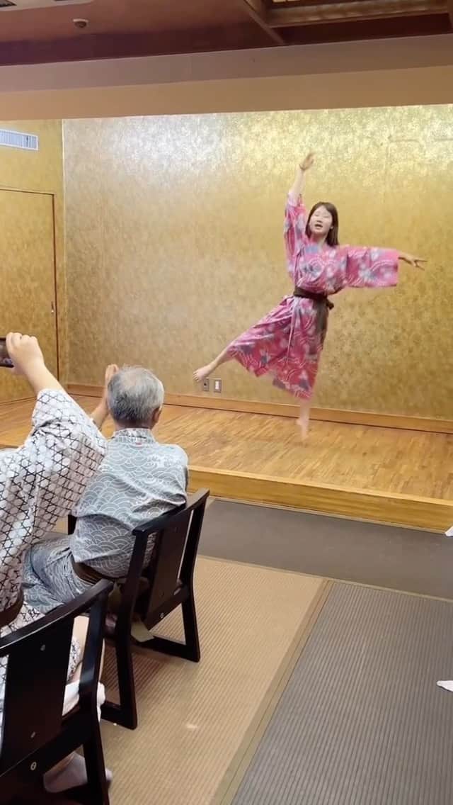 横山天音のインスタグラム：「ステージ見つけたから余興しましたwwww  @kaiji_7373  👆👆👆👆👆 山梨県　石和温泉郷　旅館 楽気ハウス　甲斐路　さんにおじゃましましたー♨️  懐石料理と温泉が自慢の宿☺️ 今回は新作メニューを頂いたよ！ 美味しいご飯や、広い温泉や館内のご紹介はまた別の動画もあげますのでぜひ見てね😆  お食事は個室のお部屋でゆったりと🤤 なんとステージもありました！笑 家族やお友達、カップルで楽しく過ごせる旅館です☺️  【このリールを見つけてくれたフォロワーさんに 嬉しいお得なお知らせ☺️】 HPでご予約の際、横山天音Instagramを見た旨、公式Instagramフォローの旨を記載された方は、 お一人様につきドリンク1本付&通常価格より5%引きになります！！！  ぜひ行ってみてね〜🧖‍♀️♨️  https://kaiji.co.jp/index.html  #山梨#ホテル#旅行# #山梨温泉 #山梨天然温泉 #山梨旅行 #山梨観光 #石和温泉 #楽気ハウス甲斐路 #甲斐路 #石和温泉駅#pr #バレエ#ballet #japan#kimono #yukata #yamanashi  #instagood#photooftheday#photography#happy #follow#like4like#travel」