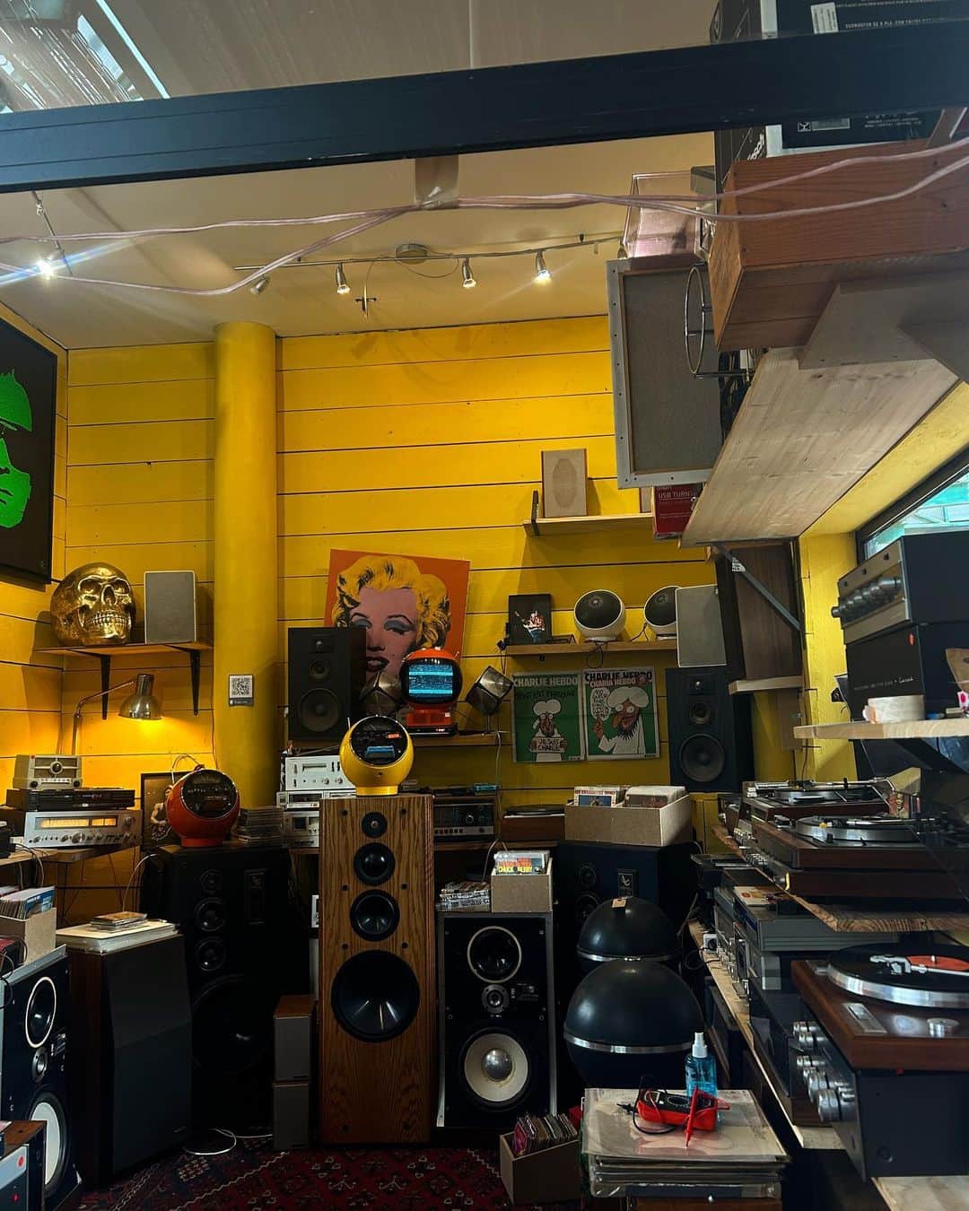 サクラ・キルシュのインスタグラム：「found this records shop at a flea market in paris ^_−☆」