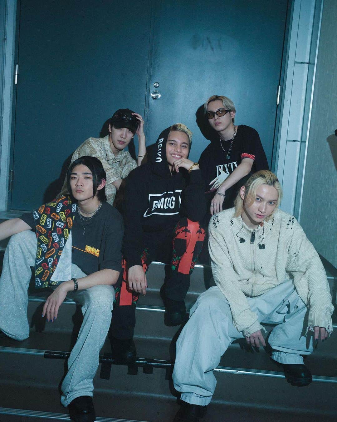 日高光啓のインスタグラム：「REIKOのメジャーデビューを発表しました。  皆デビュー前は大袈裟でなく人生を、命を賭けている訳ですから、順番をつけるのは本来正しくないんだけど、それを踏まえた上で敢えて言いたい。  REIKOはいっちばんがんばったんだ。  THE FIRSTで出会い、  上京してきてもらって、一緒にバイト先を探して、  地道なレッスンや客演を続けながら、  MISSION x 2ではまさかの途中離脱で。  道中何度も人生そのものと向き合って、その迷路ったらもう、出口がある事が信じられなくなるような、そんな日だったと思うし、  自分も「何もしてあげられないのでは」という無力感や絶望を何度一緒に味わったことかわからない。  それでもやはり、THE FIRSTで出会ったあの瞳が、笑顔が、何より歌声が、何度も少しでも灯りの見える方向に導いてくれて、  7/31の発表に至りました。  痛みと愛と優しさを知ったシンガーREIKOは、必ず時代を象徴する存在になってくれると思う。  BMSG、これで全所属アーティストが新章突入完了しました。次のフェーズに向かいます。」