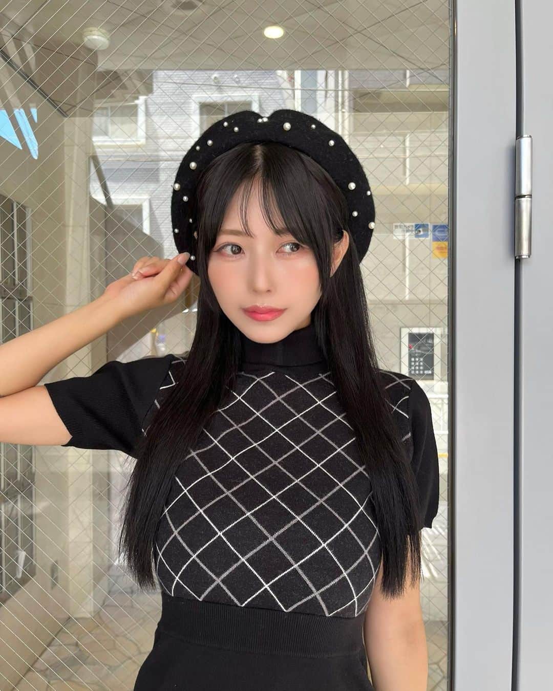 倉田夏希のインスタグラム：「♡  髪色が落ちてきてたので また暗くしましたっ♡  担当はいつもながらに @elyts_tsuru  さん！ エクステもつけたよう！！🫶🏻 気分はすっかりAW❤️  こちらのワンピ形がほんっとに 可愛すぎて試着したら もう買おうと即決でした🥺✨w  最近ガーリーなワンピースとかは あまり着ないんだけど AWはやっぱりガーリーな気分💓 裾のファーが可愛いすぎる🥹  今日の21時から発売なので要チェックです！！！  #Darich #ダーリッチ #コーディネート #大人ガーリー  #骨格ナチュラル #イエベ秋 #コーディネート #coordinate #骨格ナチュラルコーデ  #fashion #ootd #outfit」