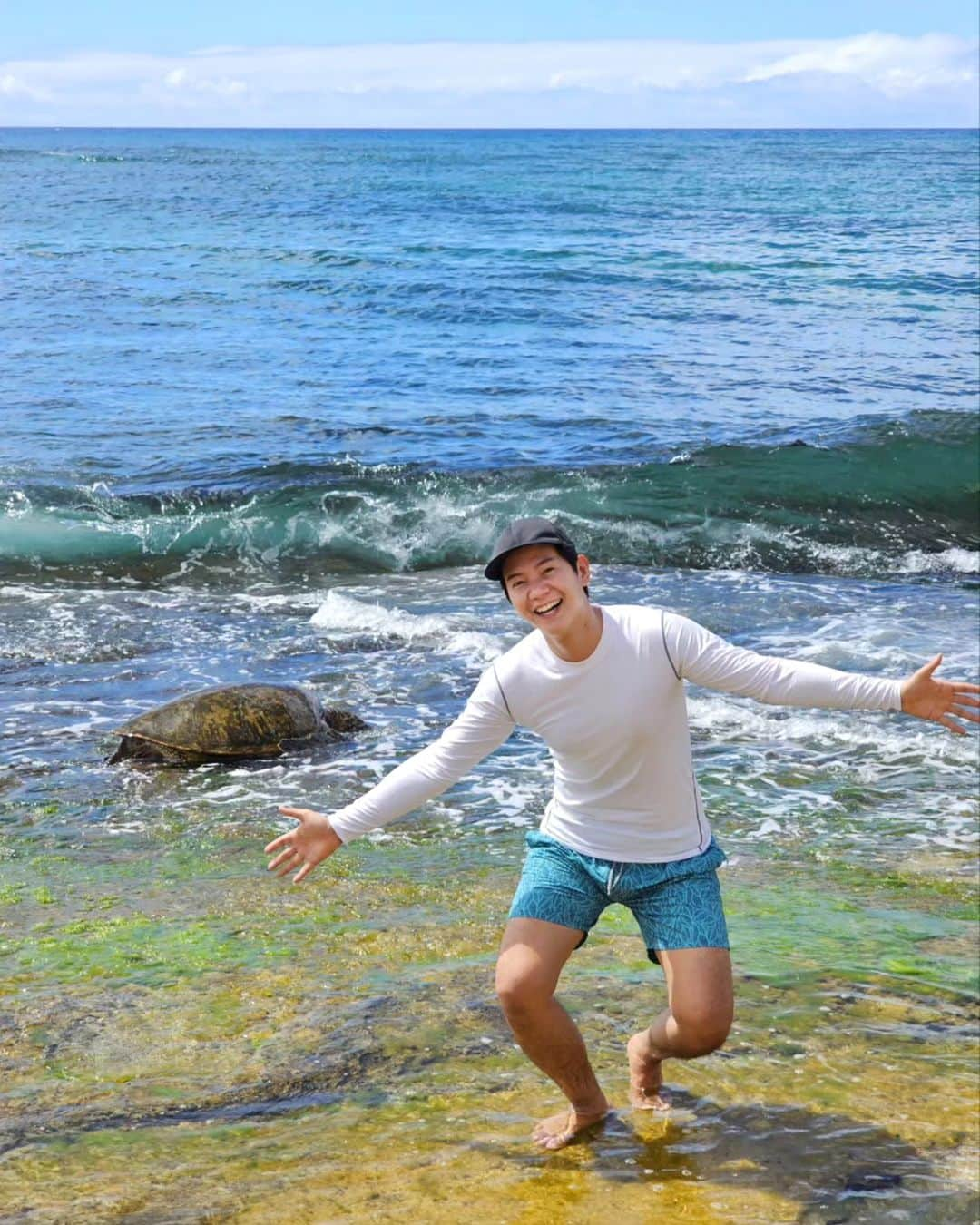 アイス・サランユーのインスタグラム：「Beach Day🌞 ทั้งวัน กับชายหาด  เช้าที่ Waikiki  บ่ายกับ ลุงเต่า ที่หาด Laniakea,North shore #hawaii #waikiki #icesarunyuinhawaii  #icesarunyuaroundtheworld」