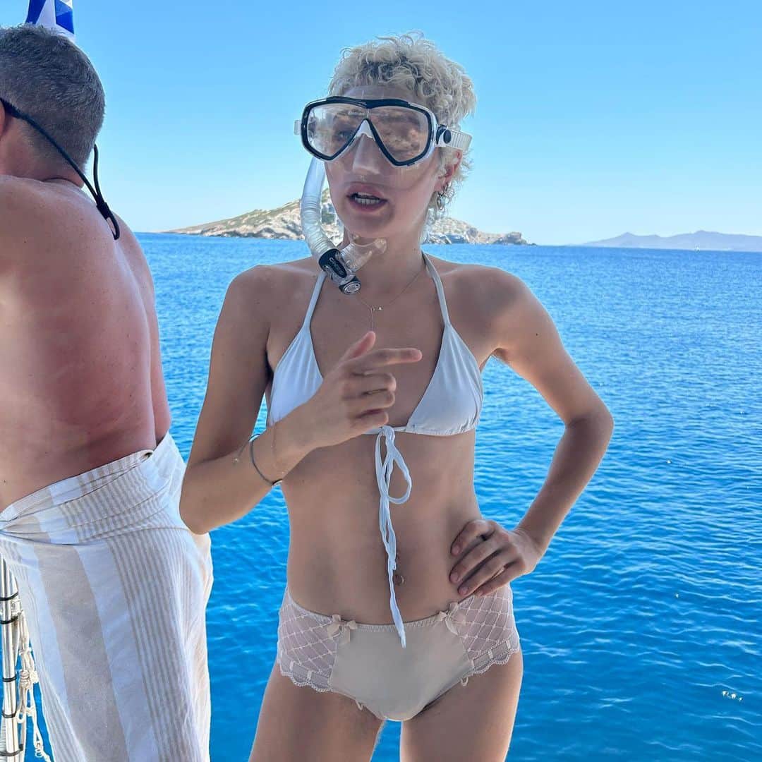 Sofia Viscardiさんのインスタグラム写真 - (Sofia ViscardiInstagram)「seashell trekking 🐚🤸🏼‍♂️」8月2日 18時52分 - sofiaviscardi