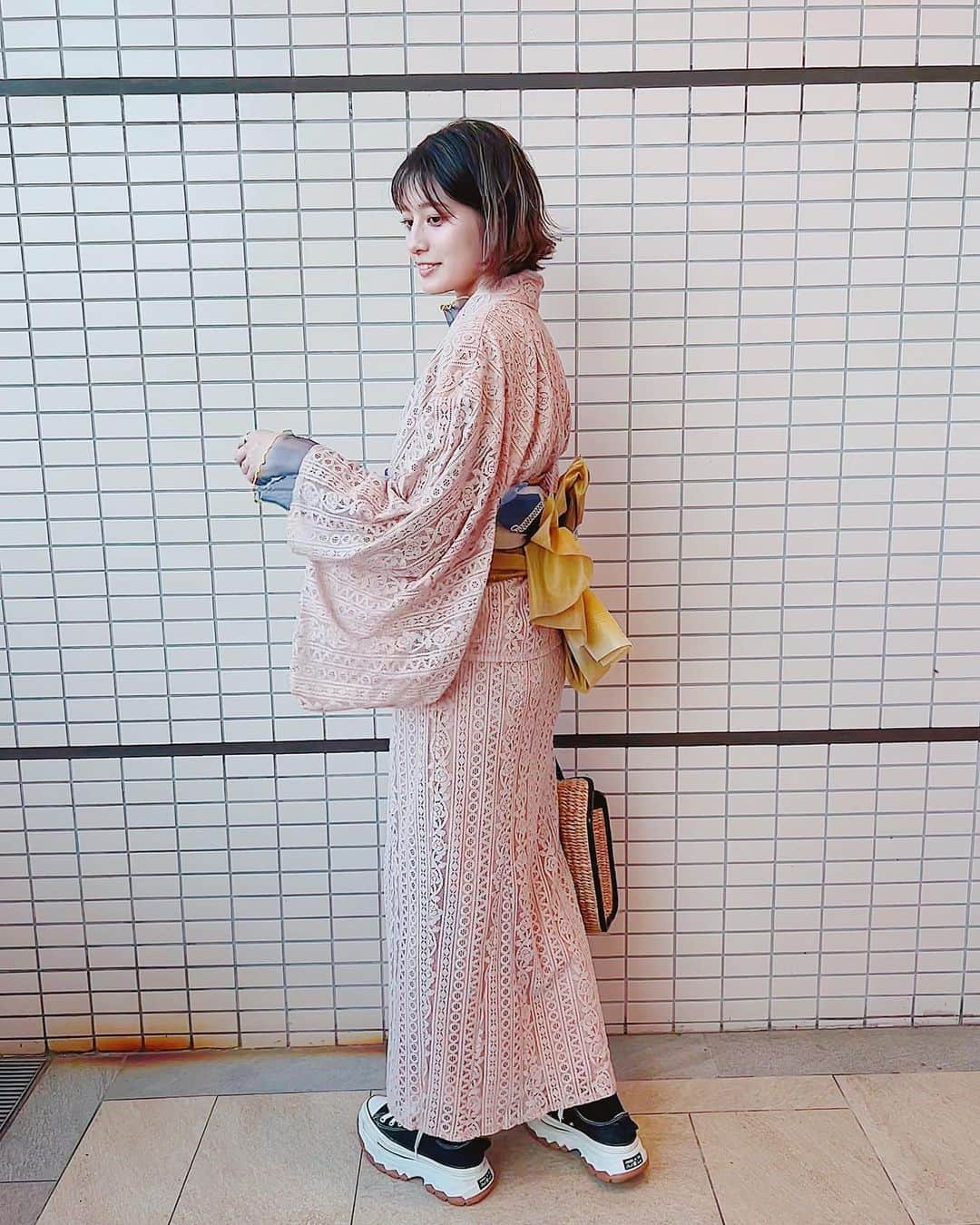 寺本愛美のインスタグラム：「浴衣。#洋装アレンジ * ちょっと個性だしてみたよ。 帯の上に エルメスの青のスカーフまいて。 この前載せた 服と靴を合わせたよっと。  今年はいろんなところで 夏のイベントが復活しつつあって 久しぶりの夏って感じ。 チビ美は ちょうど時期も時期だったから お祭りとか あまり行ったことないから いろんなとこに連れてってあげたいなって思ってる。  そして浴衣たくさん着たい！！ いろんな着こなしできそうだから 楽しみ。 お気に入り浴衣。  全然写ってないけど チビ美とお揃い髪飾りだから 次は絶対撮るぞ。 かわいいから自慢したい。  夏はまだまだまだまだ......  なかなか更新が滞ってますが 夏のせい 夏休みのせい←  写真たくさん撮って載せるぞ。 溜まっては....いる。  大丈夫 無理しないで 続けることが大事 と言い聞かせてる。  もう勝手にやめないぞ宣言  また次回。  #浴衣#ラベルエチュード#浴衣アレンジ」