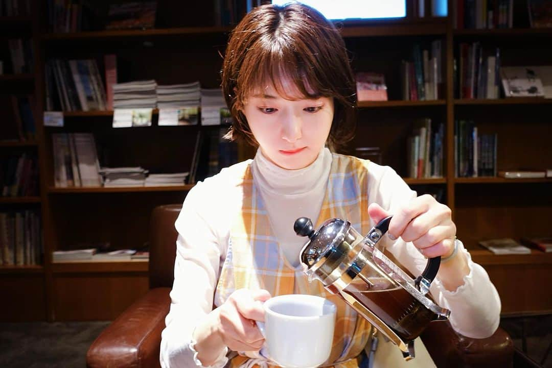 搗宮姫奈さんのインスタグラム写真 - (搗宮姫奈Instagram)「丸山珈琲（ @maruyama_coffee ）  軽井沢に3店舗あるので全店舗行ってみた🥺🥺🥺  丸山珈琲の本店（1号店）は 創業者の丸山さんの元ご自宅だそうで、 本当に外装はお家そのものでした🥺  お店の中も暖炉があり心温まる空間でホッと一息つけました☺️  そして、丸山珈琲小諸店には超大きくてテンションの上がる焙煎機が！！！🥹🥹🥹✨✨✨ うっとりと焙煎しているところを見てきたら心配した様な目で見られてしまいました🤣  そして、ハルニレテラス店。 私の大好きな星野エリアにあって、本がズラーーーーっと並んでいてついつい読んでしまいました🥺  コーヒーについての本がたくさんあったので本当に私の夢の国で！笑  そこで読んで、さらにぽちっと購入。#結局  丸山珈琲の歴史の旅ができて幸せでしたとさ😳  ---------  丸山珈琲（ @maruyama_coffee ）  ーーーーーー #ひめ旅日記 #ひめカフェ巡り #軽井沢 #軽井沢カフェ #カフェ巡り #カフェ好き #カフェ散歩 #カフェ女子 #カフェ活  #コーヒータイム #コーヒースタンド #コーヒー好き #コーヒー豆」8月2日 18時54分 - himenachaaaaan