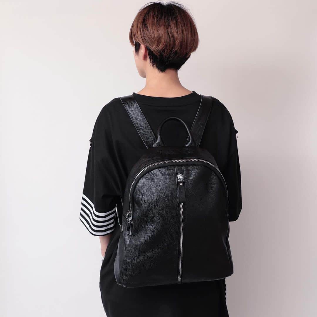 のインスタグラム：「"TEARS OF SWAN-ZIP LEATHER DAY BAG" ¥28.000(tax in)  ブランドロゴ刻印したオールレザーのデイバックになります。  西武池袋店頭、official webshopにて販売中ですので宜しくお願い致します😊🏬💻  https://tears-of-swan.shop-pro.jp/?pid=175143988 (webshopオーダー分、明日発送)  @tears_of_swan  #tearsofswan  #ziprucksack  #leatherrucksack  #leatherdaybag」