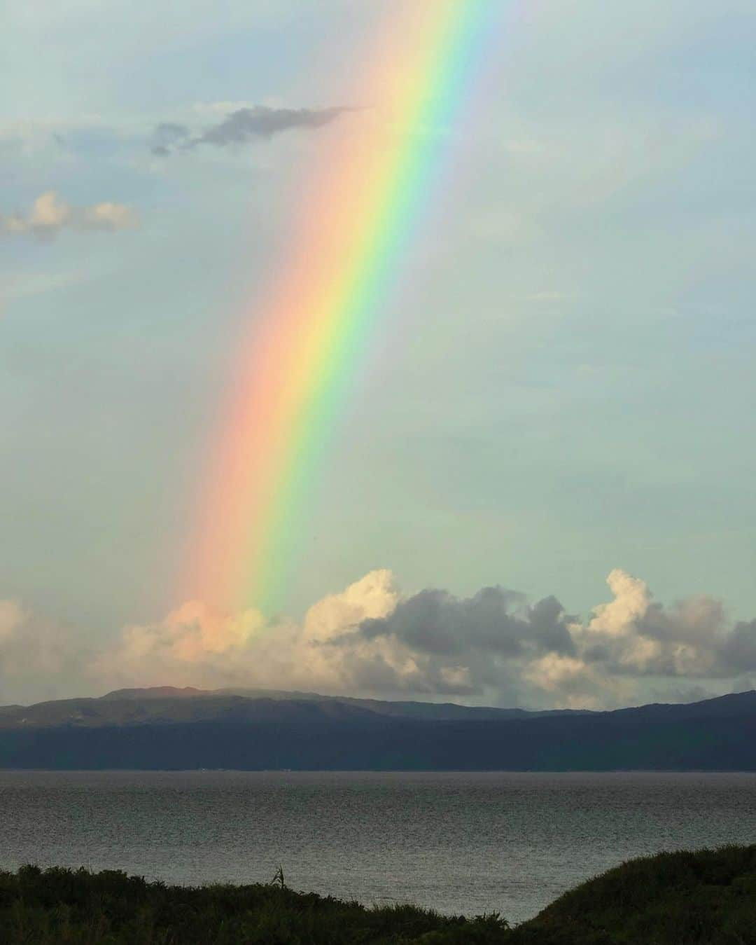 安田慎一さんのインスタグラム写真 - (安田慎一Instagram)「沖縄の虹🌈  夕陽待ちしてるときに虹🌈が出た‼️ 古宇利島でいつもお世話になってるオカンは安田さんの写真のほうがキレイだから写真見るって虹🌈見もしなかった！ 信頼されてるってうれしい☺️  PLフィルター使用 #canon #eos #1dxmarkiii  #studioshin」8月2日 18時57分 - shinichiyasuda