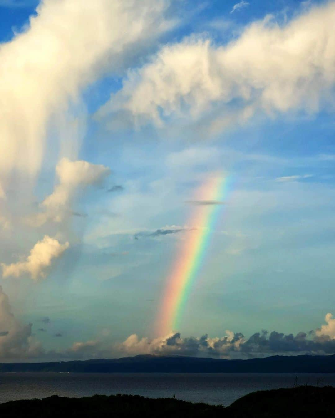 安田慎一さんのインスタグラム写真 - (安田慎一Instagram)「沖縄の虹🌈  夕陽待ちしてるときに虹🌈が出た‼️ 古宇利島でいつもお世話になってるオカンは安田さんの写真のほうがキレイだから写真見るって虹🌈見もしなかった！ 信頼されてるってうれしい☺️  PLフィルター使用 #canon #eos #1dxmarkiii  #studioshin」8月2日 18時57分 - shinichiyasuda