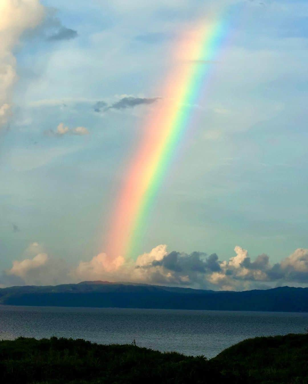 安田慎一さんのインスタグラム写真 - (安田慎一Instagram)「沖縄の虹🌈  夕陽待ちしてるときに虹🌈が出た‼️ 古宇利島でいつもお世話になってるオカンは安田さんの写真のほうがキレイだから写真見るって虹🌈見もしなかった！ 信頼されてるってうれしい☺️  PLフィルター使用 #canon #eos #1dxmarkiii  #studioshin」8月2日 18時57分 - shinichiyasuda