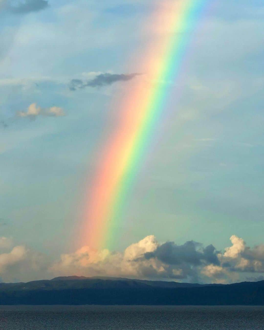 安田慎一さんのインスタグラム写真 - (安田慎一Instagram)「沖縄の虹🌈  夕陽待ちしてるときに虹🌈が出た‼️ 古宇利島でいつもお世話になってるオカンは安田さんの写真のほうがキレイだから写真見るって虹🌈見もしなかった！ 信頼されてるってうれしい☺️  PLフィルター使用 #canon #eos #1dxmarkiii  #studioshin」8月2日 18時57分 - shinichiyasuda