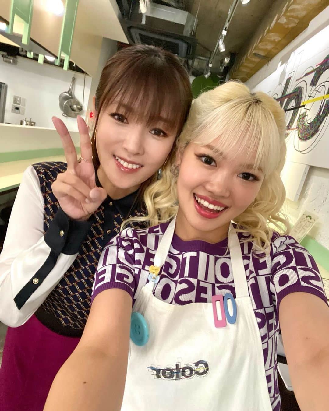 川端結愛のインスタグラム：「@1840_tbs 昨日の放送も見てくださいましたか？♡ なんと瞳子さん、深キョンさんとのオフショット🥹✨✨  いつ載せよう！？この服の放送回と合わせた方がいい！？とかって考えているうちに、 ある日の撮影の合間、深田さんから「全然自撮り載せてくんないじゃんっ」と、、、  え？かわいすぎ、え？ てかゆめのインスタ見てくださってるの！？！！え！？と脳内バグが起こりました。。。  お写真有難う御座います。！！！ いつも緊張して自分からお話できませんがいつもめっちゃ見てます。！！！ @kyokofukada_official   まじえぐ写真。。父もうほうほ喜んでいた。🦍」