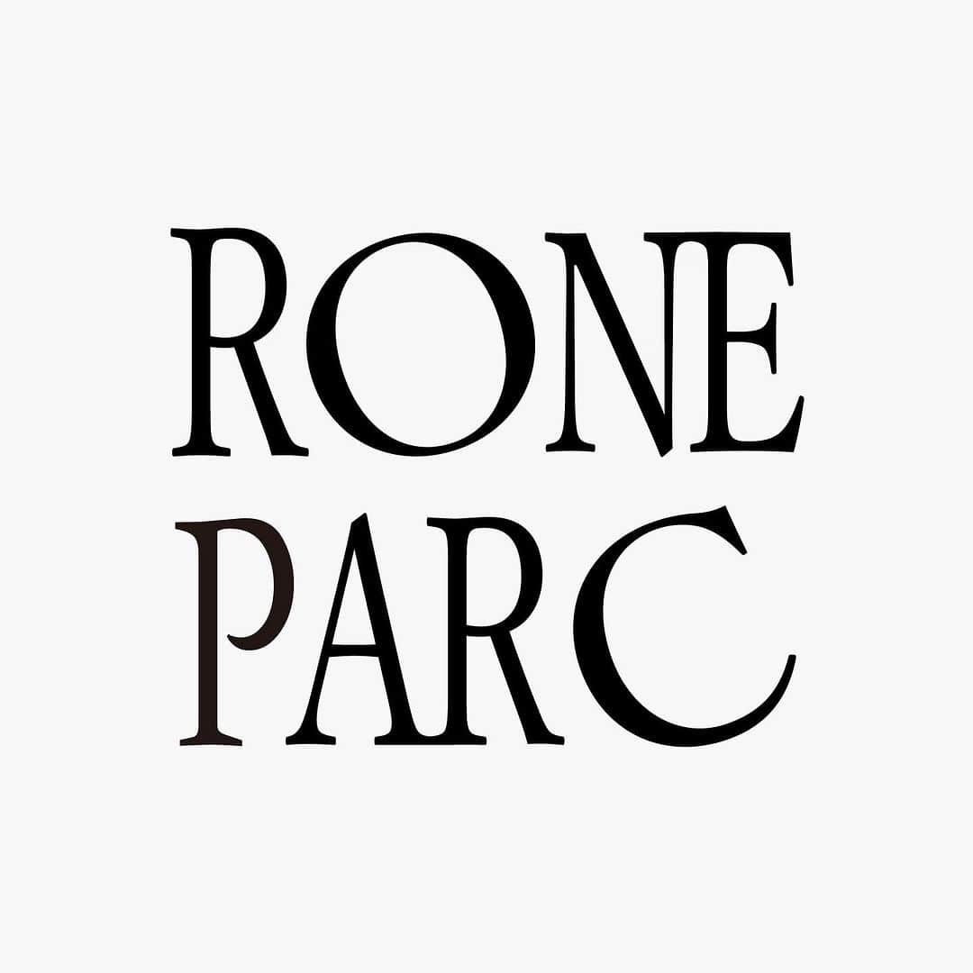 相羽瑠奈のインスタグラム：「☾ ご 報 告   この度、私がデザイナーを務めるブランド、 「RONE PARC（ロネパーク）」が新たにスタートします。  RONE （ロネ）と呼んでください ◯  8月2日 満月の今日、公式の方では日付変わって 0:00 に発表させて頂きました。  沢山の反応、コメントをありがとうございます！ 皆さん優しい…まだまだ準備期間ではありますが、こんなに応援してもらえてありがたい気持ちでいっぱいです。。  コンセプトはブランドアカウントの方に投稿しましたが、私の方ではもう少し噛み砕いて思いを綴らせていただきます。  ＿＿＿＿＿＿＿＿＿＿＿＿＿＿＿＿＿＿＿＿＿＿＿＿＿  ● ブランド名であるRONEは、  Romantic Originality Neutral Eclectic  の頭文字からくる造語になっています。  ・Romanticには、フリルやギャザー・リボンなどデザインとしてのフェミニンな要素も含まれてますが、それよりもっと、精神的な意味合いも込めています。時には現実から離れて、自分自身の感情を1番大切に、心地よくいられる瞬間をそれぞれが持っていて欲しい。不安なことも多くある世の中だからこそ、私はそれを大切にしています。そんなロマン主義的な思想もRONEなりに伝えていきたいです。  ・Originality とは説明するまでもなく、ここにしかない独創性を大切にクリエーションしていきます。  ・Neutral とは、直訳すると中立的なといった意味になります。これまで、たくさんのおしゃれが好きな方達とお話しをする機会がありましたが、系統を定めなきゃいけない、定まらないと悩んでいる方が多くいるように感じました。どちらにも片寄らず、属さず、思いのままに楽しんでみてもいいんじゃないかな？という気持ちです^^ ファッションに限らず、ニュートラルに物事を考えて常に平和な心でいたいです  ・Eclecticとは、折衷的な、という意味です。異なるテイストを組み合わせたり、異素材で遊んだり。さまざまな要素を組み合わせアンバランスさを楽しみながらも、RONEらしくどこか統一感のある世界観を展開していきたいなと思っています。  これらをバランスよく組み合わせた概念が RONE（ロネ）だと思ってもらえると嬉しいです。  ＿＿＿＿＿＿＿＿＿＿＿＿＿＿＿＿＿＿＿＿＿＿＿＿  ☾ ロゴについて  ブランドロゴもデザインしました。かなり色々な候補を考えて、ギリギリまで悩んでようやく決まったバランス…！  丸いフォルムになっている「O」と「C」は 満月と三日月をイメージしています。🌕🌙  しっかりと軸を持ちながら、いつも優しい光で私たちを照らし、日々の満ち欠けによってさまざまな表情を見せてくれる月。そんな、神秘的な月は私にとって味方のような存在で、どこか惹かれる部分があります。  RONEが誰かにとってのそんな存在になれるよう、「優しい光であなたを照らす」「ファッションを通して自分のさまざまな側面を楽しもう」というメッセージを込めました。  ＿＿＿＿＿＿＿＿＿＿＿＿＿＿＿＿＿＿＿＿＿＿＿＿  コンセプト、ブランドロゴ、ブランド自体のストーリーに思いを込めたので、基本的にはコレクションごとに表立ったテーマを作る予定はありません。（その時々で、何か伝えたいメッセージがある場合には言葉を載せることもあるかもしれません）  手に取って下さる方が、自由な解釈で、ただただ純粋に楽しく着て頂けたら1番嬉しいなと思っています！✶  また、コレクションとは言いましたが ss、aw といった季節での分け方はせずに新作を打ち出していきたいなと考えています。その時その時の感覚を大切に、表現していけたらいいな。  自分自身もお客様もこの先、出逢う人、訪れる場所、その時の気分、年齢を重ねることによって、まだまだ変化していくだろうと思います。  そんな変化に寄り添いながら、いつまでも遊び心を忘れず、また一緒に成長していけたら嬉しいです 🤝  販売はまだ少し先になりそうなので、詳細が決定するでは制作の過程などを少しずつ更新していきたいと思っております。  とてつもなく長くなってしまいましたが、 ここまで読んで頂きありがとうございました ☾  @roneparc 、よろしくお願いいたします！」