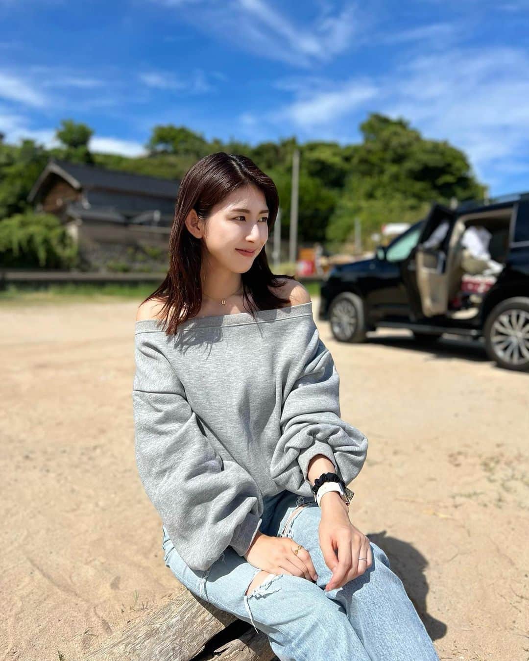 井上麻衣のインスタグラム：「今年初海🏖️ 子供たち、必死で準備中😆  スエット大好きなんだけどオフショルがツボすぎる。。 ただ裏起毛なので外は暑いです😂 でもクーラーかかってる車内では丁度だった😳 秋から冬にかけてめっちゃ使えるよ🤍 可愛過ぎてピンクも欲しい、、、  👚 @cheme.official #cheme #シェム 👖 @yanuk_official #yanuk#ヤヌーク  💍 @cene_316l #cene#セネ  . . . . #mama#ootd#fashion #ママコーデ#三児のママ#三児の母#関西ママ #30代コーデ#30代ファッション#シンプルコーデ #きれいめカジュアル#きれいめファッション  #海コーデ#海水浴#京都#日本海#夏休み #子供のいる暮らし #スエットコーデ#デニムコーデ」