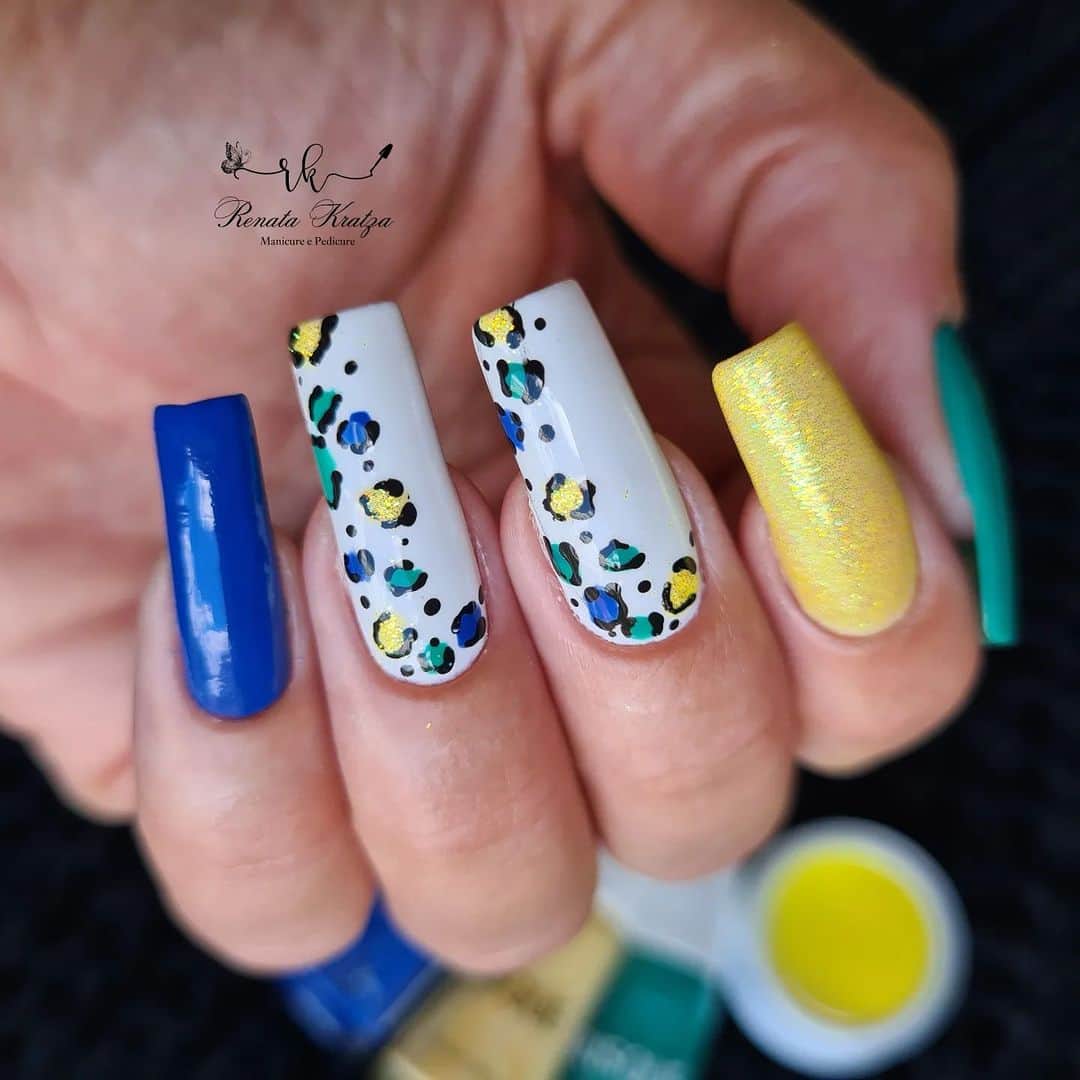 Risqueのインスタグラム：「Dá pra combinar uma nail art com as cores da nossa seleção? 💚💛💙 A @renatakratzunhas prova que sim! Ela usou os vidrinhos Azulivremente, Ver de Verdade e Amarelindo para torcer para as nossas mulheres, sem deixar de se expressar com essa oncinha maravilhosa.  Vai replicar essa nail art? Poste uma foto com #RisquédaSemana para aparecer por aqui.  #EsmaltesRisqué #RisquéOficial #TáNasNossasMãos #EuQueFizRisqué」