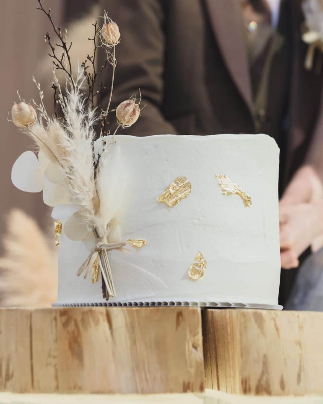 みんなのウェディングさんのインスタグラム写真 - (みんなのウェディングInstagram)「. . ˗ˏˋWedding Cake...♥ ˎˊ˗ . こんばんは🌙みんなのウェディングです☺️ ⁡ 本日は、洗練されたおしゃれなデザインの #ウェディングケーキ アイデアをお届け♥  ぜひ #ウェディングケーキデザイン の参考にご覧ください◎  ⁡♡-----Special Thanks-----♡ @_t_n__wd1113 さま @mnm_wedding_ さま @mao_ogawa0906 さま @wd_mai_11.13 さま @mm__wdac さま @kzswd_0429 さま  -------------------------------------------- 🌷結婚式準備に役立つ情報を更新中 　@minnano_wedding 🔗をcheck🕊️ ・ 🌷結婚式準備のお悩みや式場＆ドレスの予約相談は 《みんなのウェディング相談デスク》へ🕊️ ・ 🌷結婚式場の口コミ・本物の費用明細は 《みんなのウェディング》結婚式場検索へ🕊️ --------------------------------------------  #会場装花 #ゲストテーブル装花 #高砂装花 #高砂装飾 #ゲストテーブル装飾 #結婚式演出 #結婚式余興 #ゲスト参加型 #披露宴演出 #披露宴演出アイデア #ゲスト参加型演出 #オリジナル演出 #ケーキ演出 #カラードリップ #和婚演出 #和装演出 #ケーキバイトの代わり #2023冬婚 #2024春婚 #2023夏婚 #2023秋婚　 #結婚式準備 #プレ花嫁 #プレ花嫁さんと繋がりたい」8月2日 19時00分 - minnano_wedding