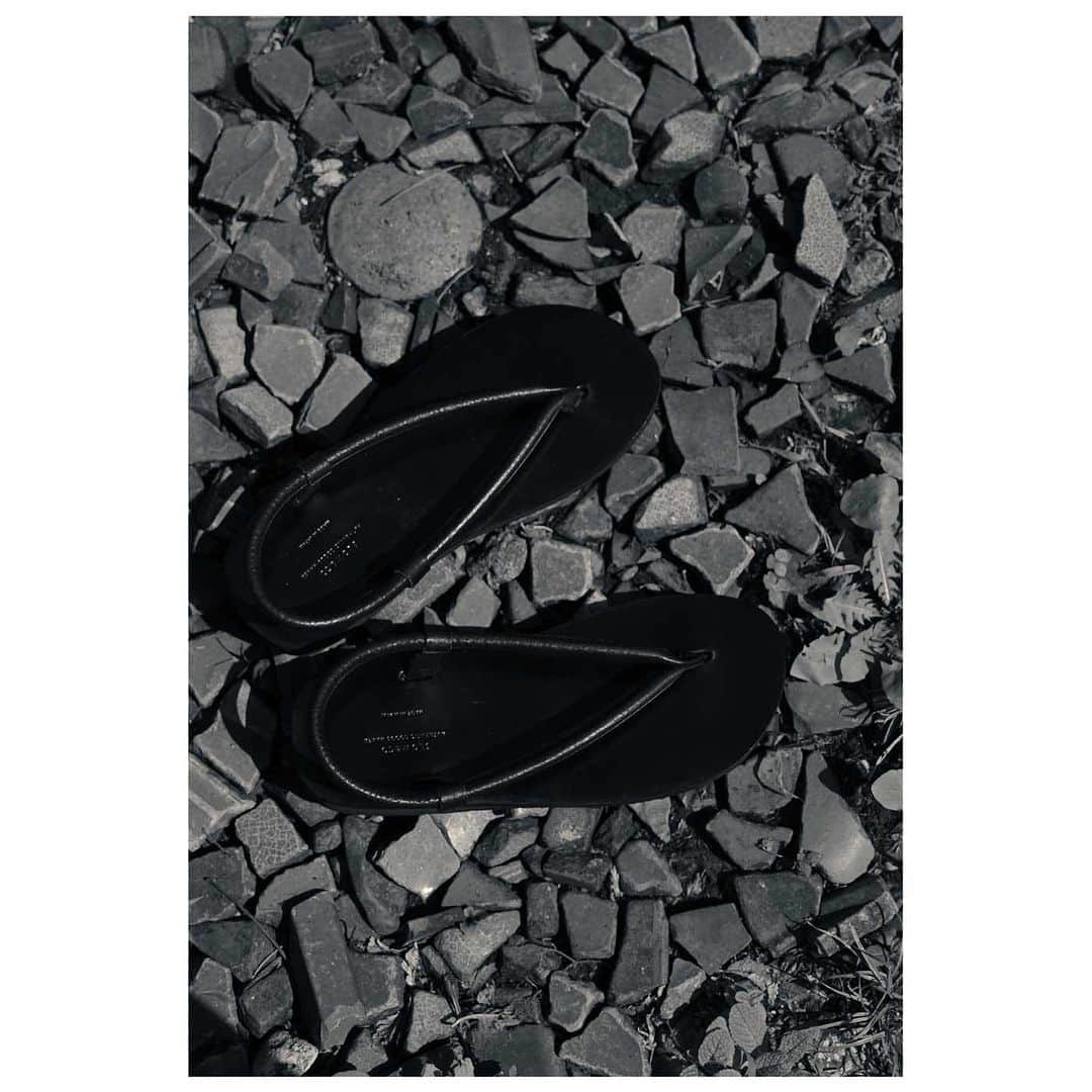 スロウのインスタグラム：「SLOW [ 直営店限定] -hanao sandal-  hanao sandal/ BLACK(#10) Price:￥33,000(tax included) Color : BLACK(#10)  本体には日本で最高技術を誇る、1937年創業の栃木レザー(ヌメ革)を使用しています。純正ヌメ革は世界的にも評価されるほど上質で重厚感があり、使う時間と共に経年変化をご堪能いただけます。  アッパーの作りはBONOオイルでバッグのハンドルを作り、それを鼻緒にデザインに落とし込みました。 中板には、きめが細かく丈夫なべンズを使用していつため使い込むと足型に馴染むよう仕上げました。 アウトソールには VIBRAM の MORFLEXを使用。MORFLEX は EVA 発泡材と天然ゴムをベ ースにした配合で、重さは従来のゴムの 35%という超軽量素材のため、レザーサンダルの中でも軽やかな履き心地をご堪能いただけます。  The main body is made of 100% vegetable-tanned leather from Tochigi Leather Corporation, established in 1937. Tochigi is regarded as having the best craftsmanship in Japan. The genuine tanned leather is carefully tanned one piece at a time by skilled craftsmen using tannin extracted from Mimosa bark from South America. The leather has high quality and a sense of weight that is highly regarded worldwide, and you can enjoy the change in its appearance over time as you use it.  #slow #slowbag #tochigilether」