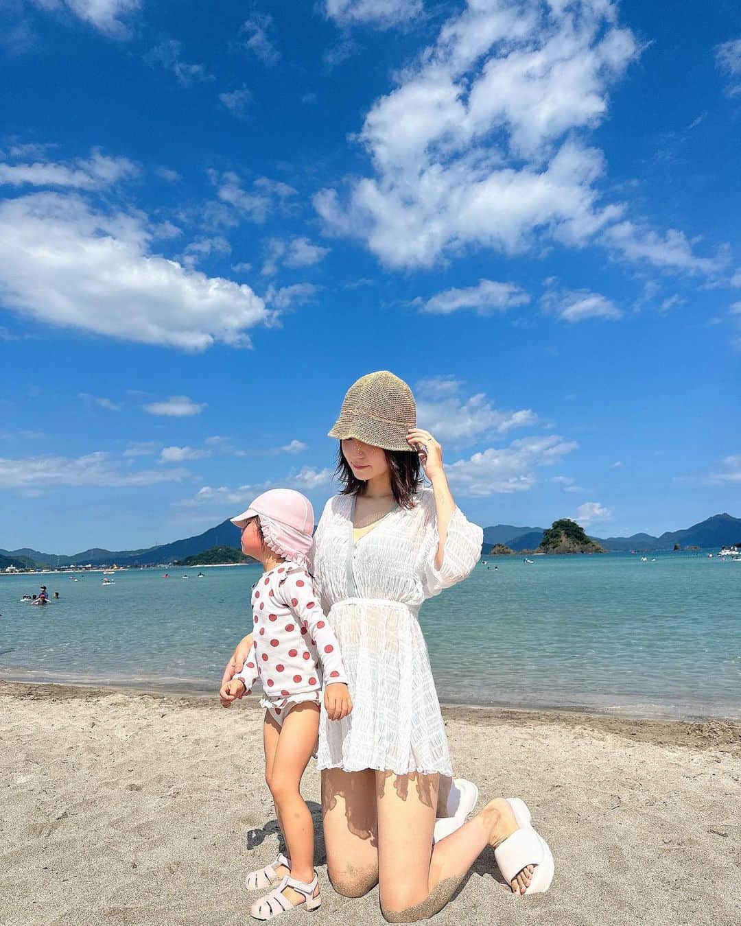 marikoのインスタグラム：「＊ . 8月になったねー🌻  今年2回目の海🌊 暑すぎず海綺麗で気持ちよかったー！ 水着は @andesir_official の3点セット🍉  . ＊ #海水浴#海#若狭和田海水浴場#水着#親子海水浴#子供もいる生活#子供のいる暮らし」