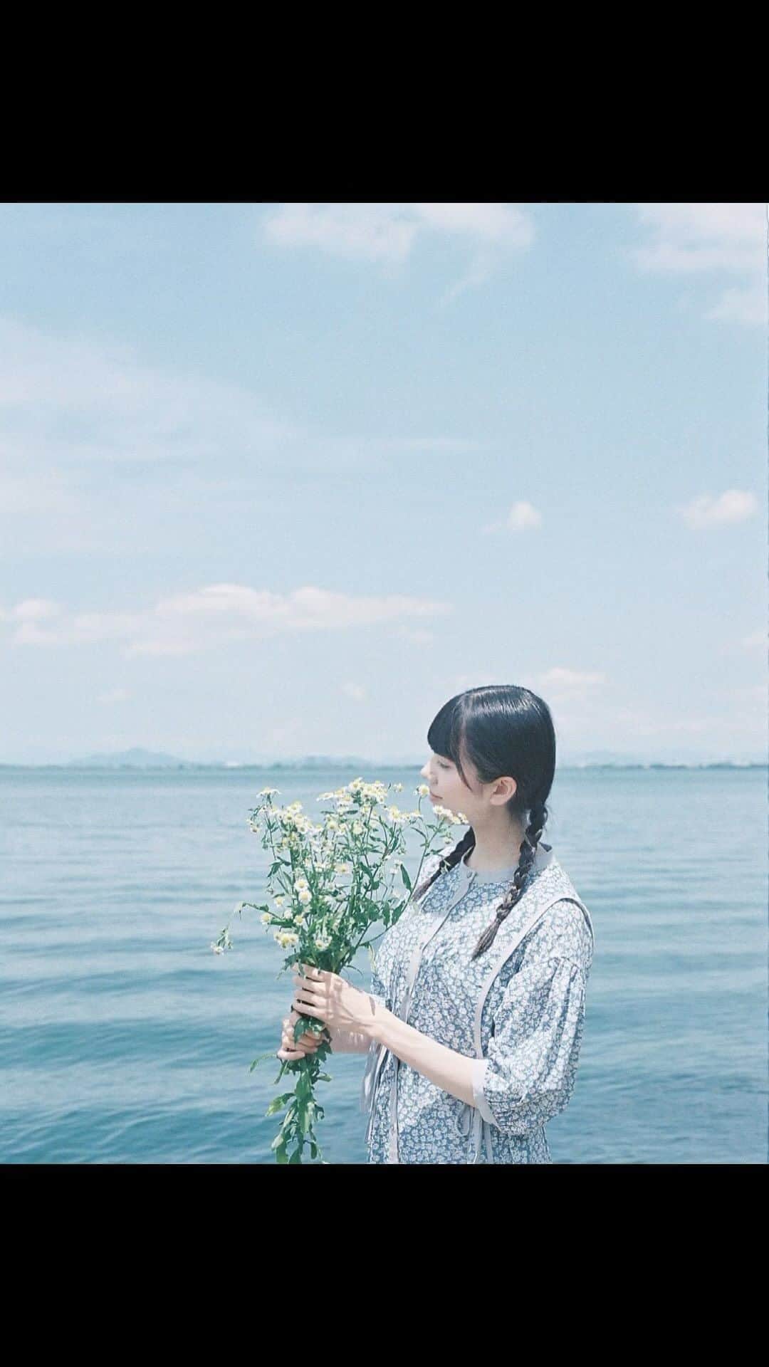 Masaのインスタグラム：「.  iPhone   Fujifilm X-Pro2  XF35 F1.4R  Nikon F3  Nikkor 50mm F1.4 #lomo400  一枚目のみ35mmフィルム🎞️  リールが13個も溜まってるので、ペース上げます！  撮影日 : 2023年7月2日  #まさペン #エビプリ #pentax6x7 #pentax67 #バケペン #中判フィルム #film #filmcamera #filmphotography #フィルム #フィルムカメラ #フィルム写真 #portrait  #ポートレート #fujifilm #xpro2 #xf35mmf14 #日本 #リール #reel #filmisnotdead #滋賀 #shiga #滋賀 #shiga #琵琶湖 #びわ湖 #ヒメジョオン」