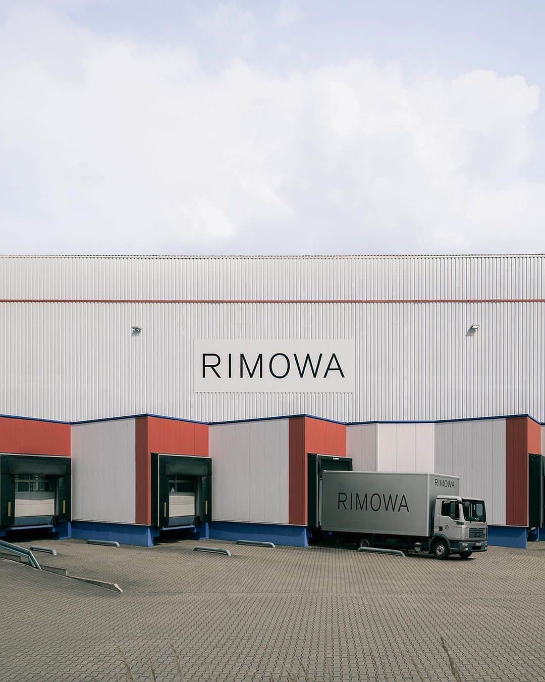 リモワさんのインスタグラム写真 - (リモワInstagram)「Take a peek into RIMOWA’s iconic ...