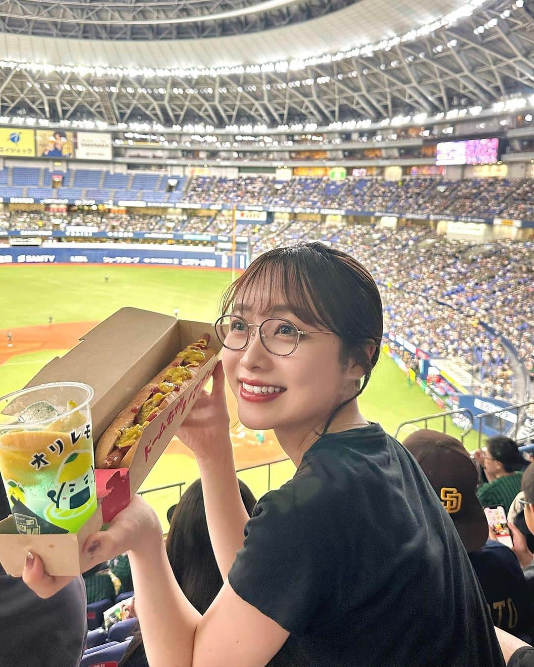 志賀可奈子のインスタグラム：「オリックスvs楽天⚾️⚾️  野球観戦行ってみたいなってずっと思ってて、 昨日ついにその日がきました…！笑  初めてでもとっても楽しかった‼︎ 色々教えてくれた友人に大感謝🫶🏻また行きたいな🥰 　  ご質問いただいたブランドは2枚目に🏷️  #オリックスバファローズ #楽天イーグルス #京セラドーム #野球観戦 #メガネコーデ #メガネ女子 #スマホショルダー @casetify @casetify_jp #CASETiFY#ShowYourColors#tシャツコーデ」