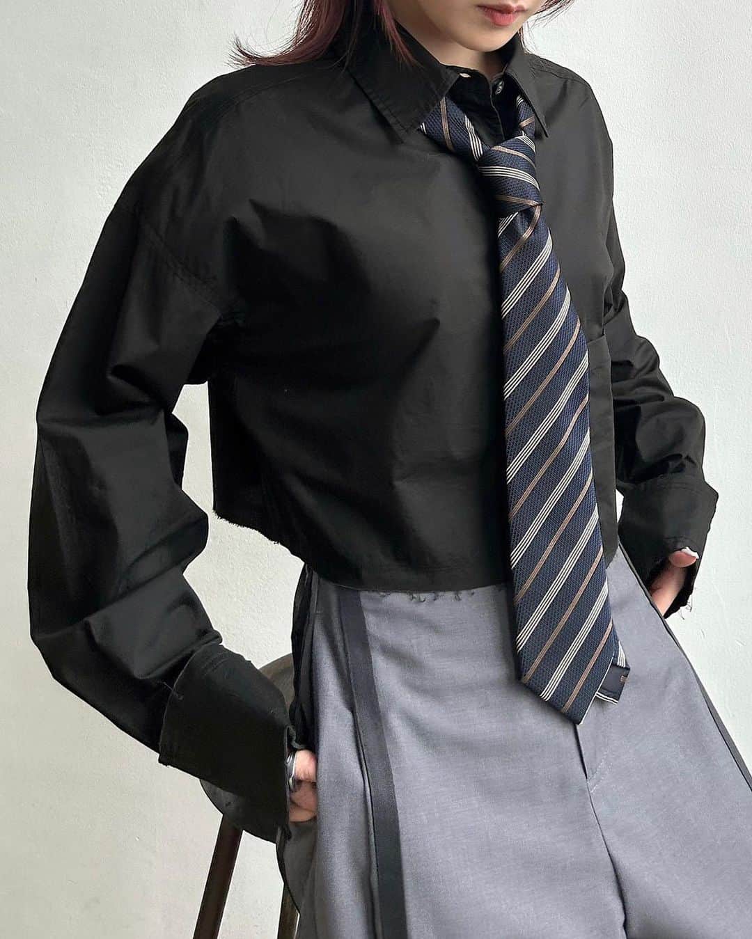 ページボーイさんのインスタグラム写真 - (ページボーイInstagram)「【 NEW ITEM 】  〈 カットオフクロップドシャツ 〉 ¥5,940(tax in)ㅤ offwhite,dungaree,black/3color  ──────────────────ㅤ  トレンドのY2Kファッションに欠かせないショート丈のシャツ  あえて裾からはみ出したポケットや、 裾や袖口のカットオフデザインでリメイク風に。 1枚着はもちろん、 羽織りとしてインナー合わせのコーディネートもおすすめ。  #カットオフクロップドシャツ_PB  #23AW_PAGEBOYㅤ #PAGEBOY #ページボーイㅤ #シャツコーデ #シャツ #ショート丈トップス #ショート丈 #ショートシャツ #デニムシャツコーデ #デニムシャツ #ネクタイコーデ #ネクタイ #モード系 #モード系ファッション」8月6日 20時30分 - pageboy_pr