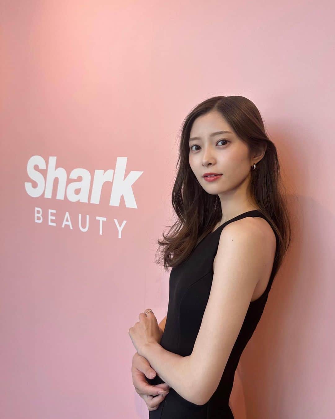 松川星さんのインスタグラム写真 - (松川星Instagram)「⁡ 日本初上陸Shark BEAUTYの体験会に 参加させていただきました🤍 新発売になるShark FlexStyleを体験。 ⁡ 温風と冷風を切り替えながらセットできるので 髪へのダメージを抑えられるんです🍃 ⁡ 自動で髪が巻き付いてくれるから 簡単にふんわりヘアが作れて なりたい自分に近づけて嬉しい…！ ⁡ #Shark_ad #Sharkbeauty  #なりたいワタシを叶えよう」8月2日 19時01分 - akarin__rin