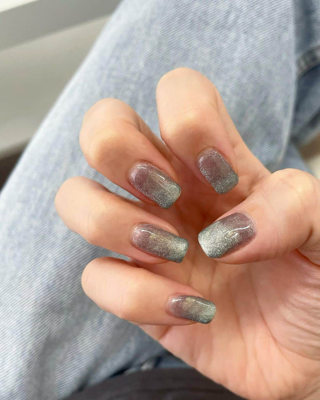 山下奈々美のインスタグラム：「New Nail 💅 マグネットネイルにしたよ〜 グレーカラーのマグネットベース▶︎ブルー▶︎クリアマグネット グラデーション🪼🪼  #Raful #nail #マグネットネイル  #セルフネイル #シャイニージェル」