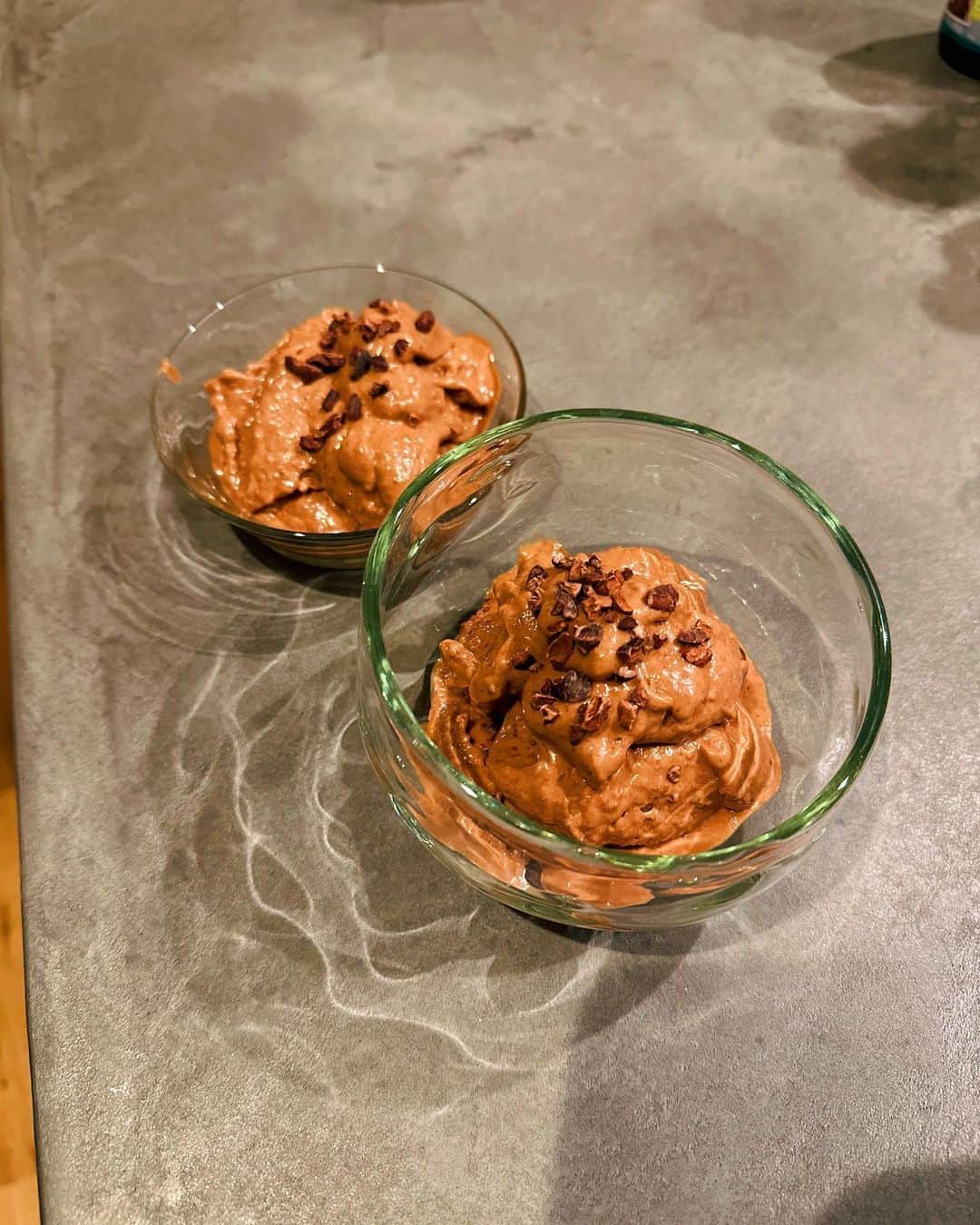 忍舞のインスタグラム：「自家製アイス🍨  ⚫︎冷凍バナナ ⚫︎タヒニ ⚫︎ローカカオパウダー ⚫︎好きなナッツ ⚫︎ココナッツオイル ⚫︎甘酒 ⚫︎氷  これを @vitamix_japan でミキサーした 甘酒とココナッツオイルなしでしてたけど液体なしだと回らなくてwww  トッピングにカカオニブ  おいしすぎーー🤍🤍🤍🤍🤍  #冷凍バナナ  #自家製アイス #手作りチョコアイス #冷凍バナナアイス #ヴィーガンアイス」