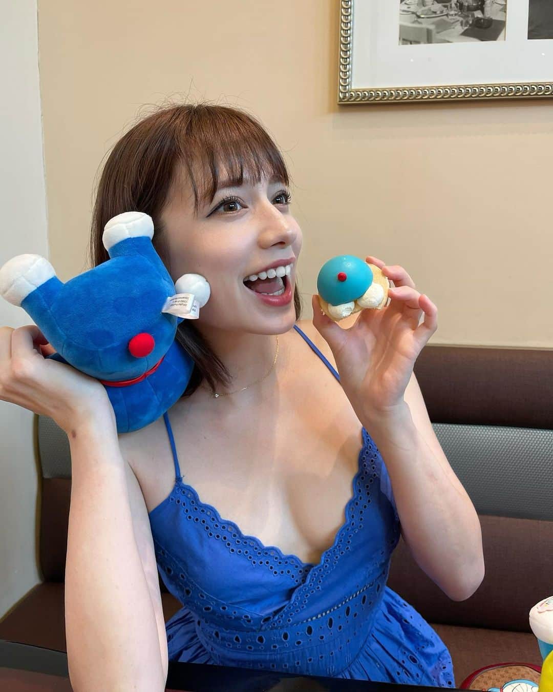 アシュリー千帆のインスタグラム：「.  ドラのおちり🍑🩵  .」
