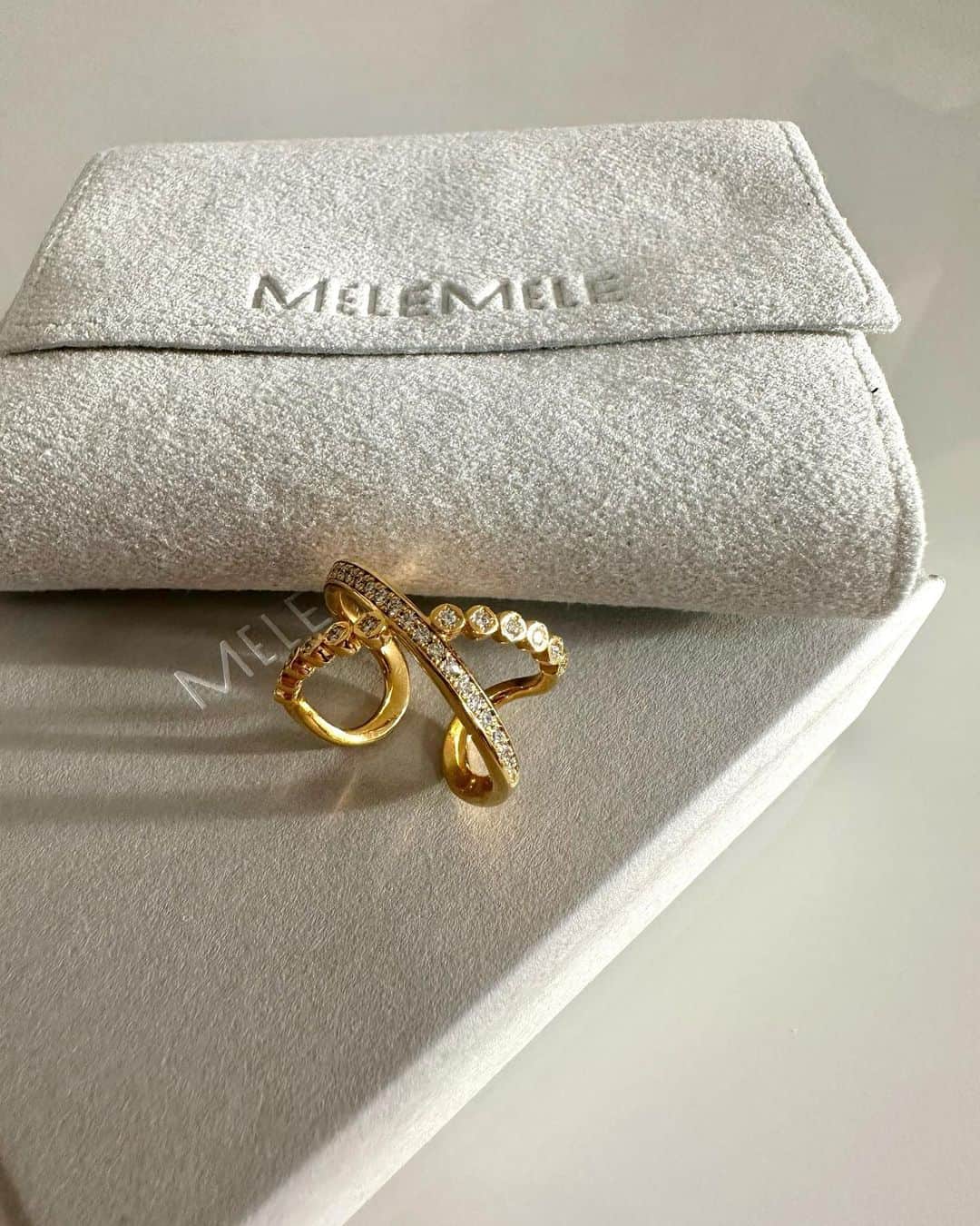 牧野結美さんのインスタグラム写真 - (牧野結美Instagram)「ear cuff 🌟  シンプルながら存在感があるところがお気に入りの @melemele.official のジュエリー👑✨  素材にサージカルステンレススチールが使用されてて 金属アレルギーが出にくく、汗や水に強いです☺️  ダイヤモンドはブライダルジュエリーに 多く使用されている高品質の天然ダイヤモンド💎  着用しているear cuff は ダイヤからダイヤへと小さな光が繋がるデザインで 輝きがとっても美しい〜💫  リングとして着用できるのも推しポイント🩵  #メレメレ #イヤカフ #ステンレスアクセサリー #アクセサリー女子 #イヤカフコーデ #アレルギーフリー #ご褒美ジュエリー #イヤーカフ #ゴールドジュエリー #ダイヤモンドジュエリー」8月2日 19時10分 - yumi_makino_
