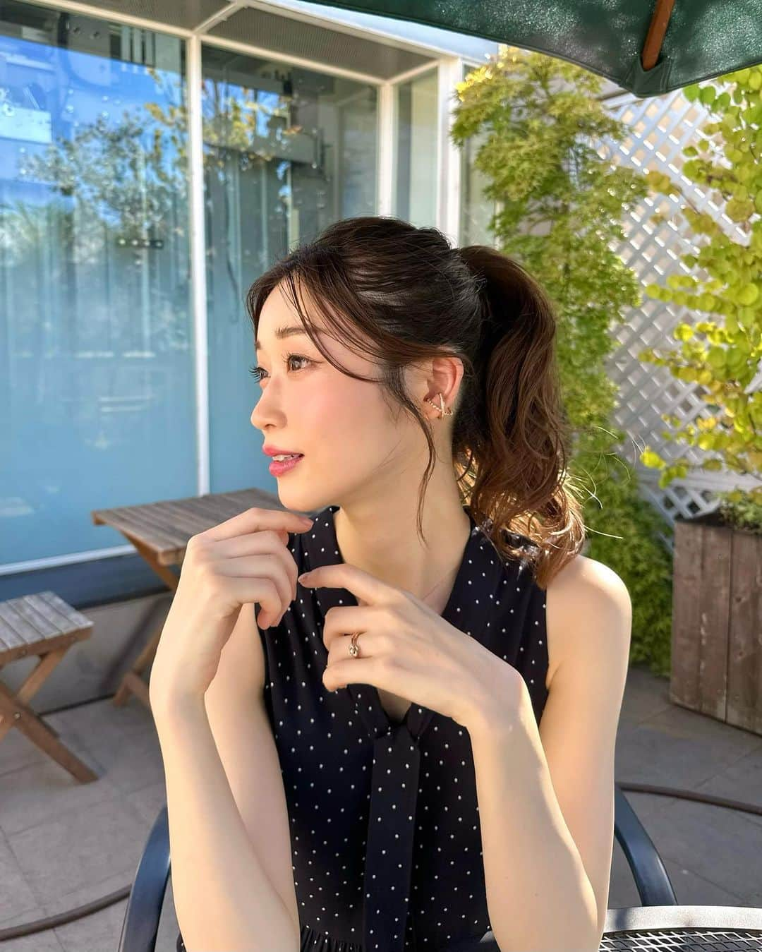 牧野結美のインスタグラム：「ear cuff 🌟  シンプルながら存在感があるところがお気に入りの @melemele.official のジュエリー👑✨  素材にサージカルステンレススチールが使用されてて 金属アレルギーが出にくく、汗や水に強いです☺️  ダイヤモンドはブライダルジュエリーに 多く使用されている高品質の天然ダイヤモンド💎  着用しているear cuff は ダイヤからダイヤへと小さな光が繋がるデザインで 輝きがとっても美しい〜💫  リングとして着用できるのも推しポイント🩵  #メレメレ #イヤカフ #ステンレスアクセサリー #アクセサリー女子 #イヤカフコーデ #アレルギーフリー #ご褒美ジュエリー #イヤーカフ #ゴールドジュエリー #ダイヤモンドジュエリー」