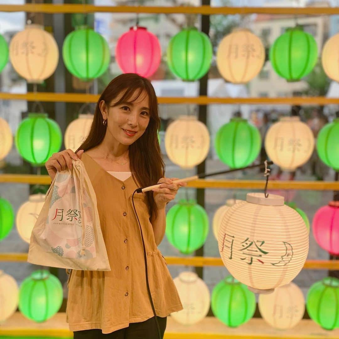 大谷朋子さんのインスタグラム写真 - (大谷朋子Instagram)「♡ * 東京スカイツリー THE SKYTREE SHOP 1Fで開催中の「月祭」に行ってきました！ 花王の社員さんがおもてなししてくださる 体験型イベント☾ * 夏のお悩み「紫外線」「汗・皮脂・ニオイ」「暑さ」をケアして、夏のおでかけ時間を快適に楽しく過ごせるアイテムがたくさん体験できます！ * 海水でも髪が絡まない「エッセンシャル」や、 こすらず落とせる「ビオレメイク落とし」のデモ体験、プレミアム消臭スプレー「リセッシュ」の体験など、、 中でも1番楽しかったのが、花王独自のUVカメラで日やけ止めの塗りムラが見られるコーナー。 * きちんと塗れていないところは白く写るんだけど、 その顔黒写真が面白すぎて、ぜひみなさん体験してほしい😆 塗り漏れの部分(額や鼻、鼻下)がわかってよかった〜！ * ヘアメイクお直しコーナーでは、 ドライシャンプーをお試し。 パチパチひんやり気持ちよくて、これはイイ！！ * クイズラリーに参加したり、SNS投稿してストラックアウトにチャレンジすると花王商品がもらえたりと、家族みんなで楽しめるイベント☾ * 気になる花王の製品たくさんあったので、 ドラックストアでチェックします♪ * 🌛月祭🌛 明日8/3日（木）13～17時まで！ 東京スカイツリー®THE SKYTREE SHOP 1F（東京都墨田区押上1丁目1-2） * * #PR #花王 #月祭 #KAO #ビオレUV #ビオレメイク落とし #リセッシュ #エッセンシャル #ドライシャンプー」8月2日 19時11分 - tomoko_ohtani