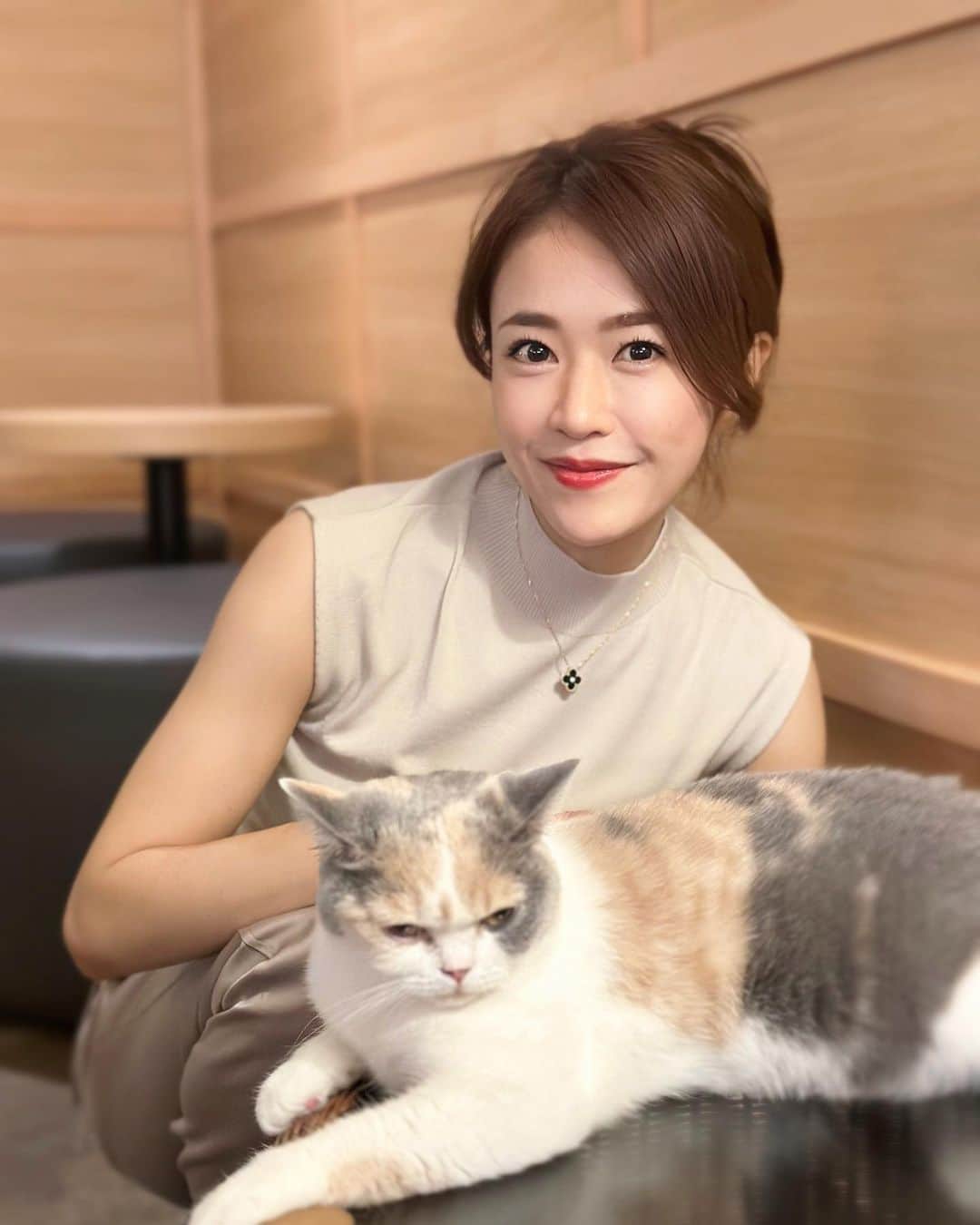 しろまっするのインスタグラム：「･ 少し前にママと猫カフェ行った時の⸜( •⌄• )⸝ 慣れてなくて猫ちゃんはほぼ触れなかったけど(笑)  ここのカフェ、ライティングが良くて写真画綺麗に撮れた📷笑  #tokyocafe #wellnessjourney #しろまっする」