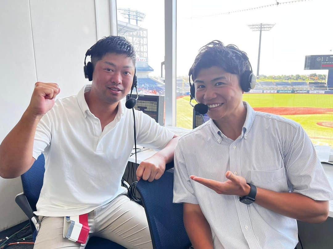 大角怜司さんのインスタグラム写真 - (大角怜司Instagram)「【念願の柏崎コンビ⚾️】  105回目の夏の高校野球新潟大会は 東京学館新潟が初優勝を飾りました！  6日に始まる甲子園でも「新時代」を作ってくれることを 期待しております🔥  新潟県の球児の皆さん、この夏もたくさんの感動を ありがとうございました😭  写真は準決勝第一試合の東京学館新潟-北越との一戦を 実況させていただいた時のものです！  解説は、日本文理OBで2009年 夏の甲子園で準優勝した時の 2番ショート・高橋隼之介さん！⚾️  実は隼之介さんも私も出身が新潟県柏崎市で、 保育園から小・中学校、中学時代のクラブチームも同じ、 幼い頃から憧れの大先輩なんです！  まさか一緒に仕事できる日が来るとは、、 とても感慨深いです。  試合中は何度も助けていただきました🙇‍♂️ 来年はより成長した姿をお見せできるように頑張ります！ ありがとうございました😊  #夏の高校野球 #東京学館新潟 #甲子園#高校野球 #高橋隼之介さん #日本文理#明治大学 #地元の大先輩 #新潟県#柏崎市 #実況アナウンサー」8月2日 19時12分 - ux_ogaku.reiji