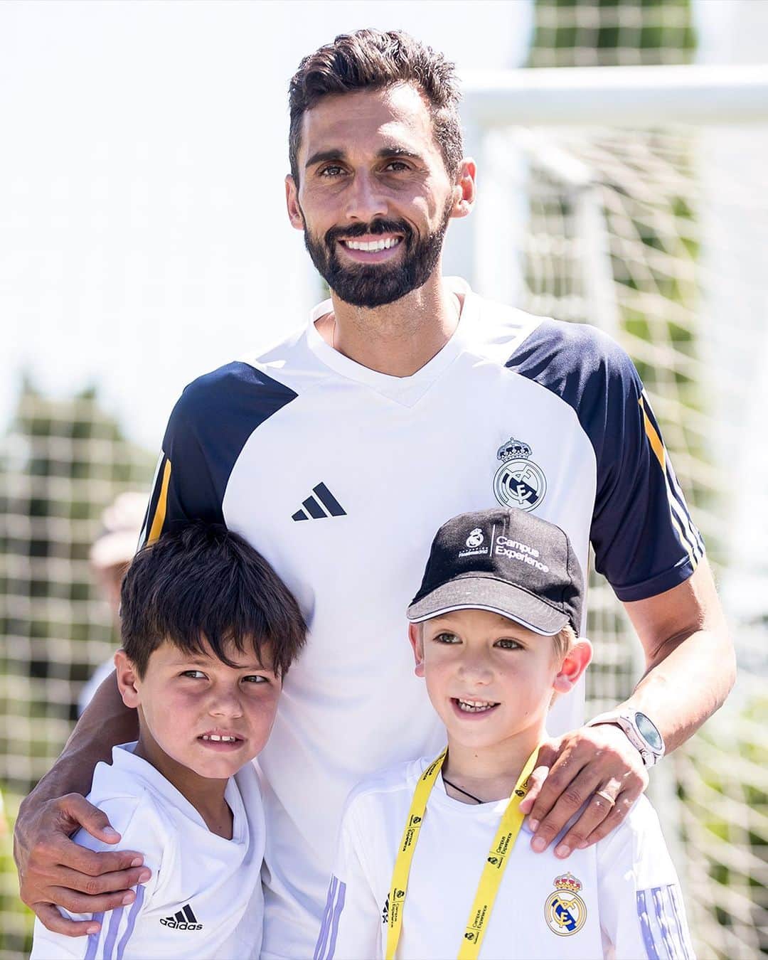 アルバロ・アルベロアのインスタグラム：「🤍😄  #FundaciónRM | @realmadridacademy」