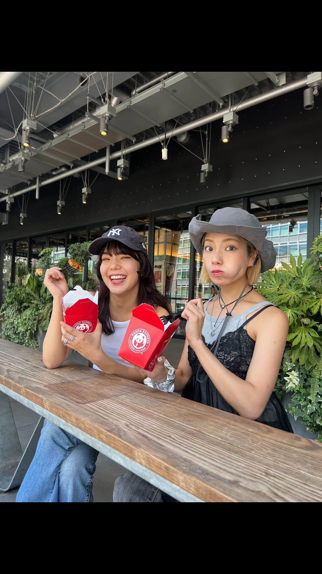 矢部ユウナのインスタグラム：「メイさんと宮下パークのフードコートに入ってるパンダエクスプレス🐼でオレンジチキンを食べたよ🤲🏻　初めて食べたんだけどボリューミーでクセになる甘辛さ！35年以上も全世界に愛されてる味なんだって！！  そんなオレンジチキンの誕生を祝して、  #MyOrangeChickenMoment っていう賞品が抽選でもらえるフォトコンテストを開催中⭐︎ みんなも「#オレチキタイム」をシェアしてみてね！  さらに、公式LINE限定でオレンジチキンが15%オフになるお得なクーポンを配信中！ 詳しくは、公式Instagram @pandaexpressjpn でチェック！  #MyOrangeChickenMoment #オレチキタイム #PandaExpress  #パンダエクスプレス」