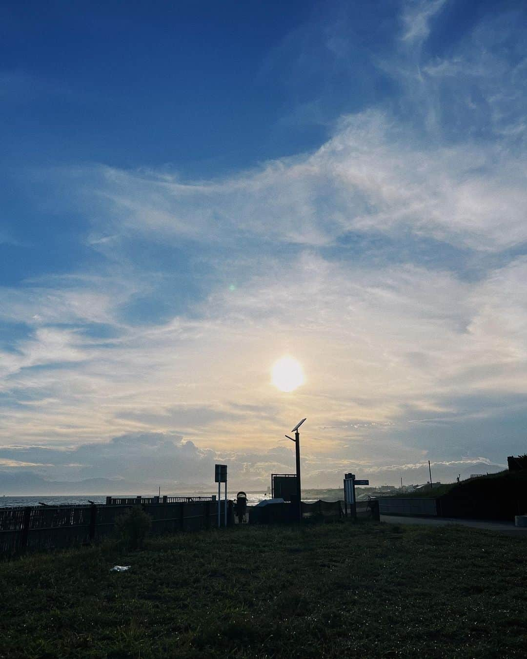 馬詰まほさんのインスタグラム写真 - (馬詰まほInstagram)「Sun pls🧴🌞💦 ひとり時間もしっかりつくれて だいすきな人達にも会えて 海にもはいれてはっぴーセルフケア🫶🏼 急いでご飯の準備してました♡  8/3(Thu) 12:00-15:00 @ayakawasaki popup🎀 in @shonan_t_site きてね☺︎ だいすきな @mainohori と店頭立ちます！たのしみすぎっ！ ♡ #sunset_pics #shonan #1993 #lifeisgood」8月2日 19時16分 - mahorin.1993