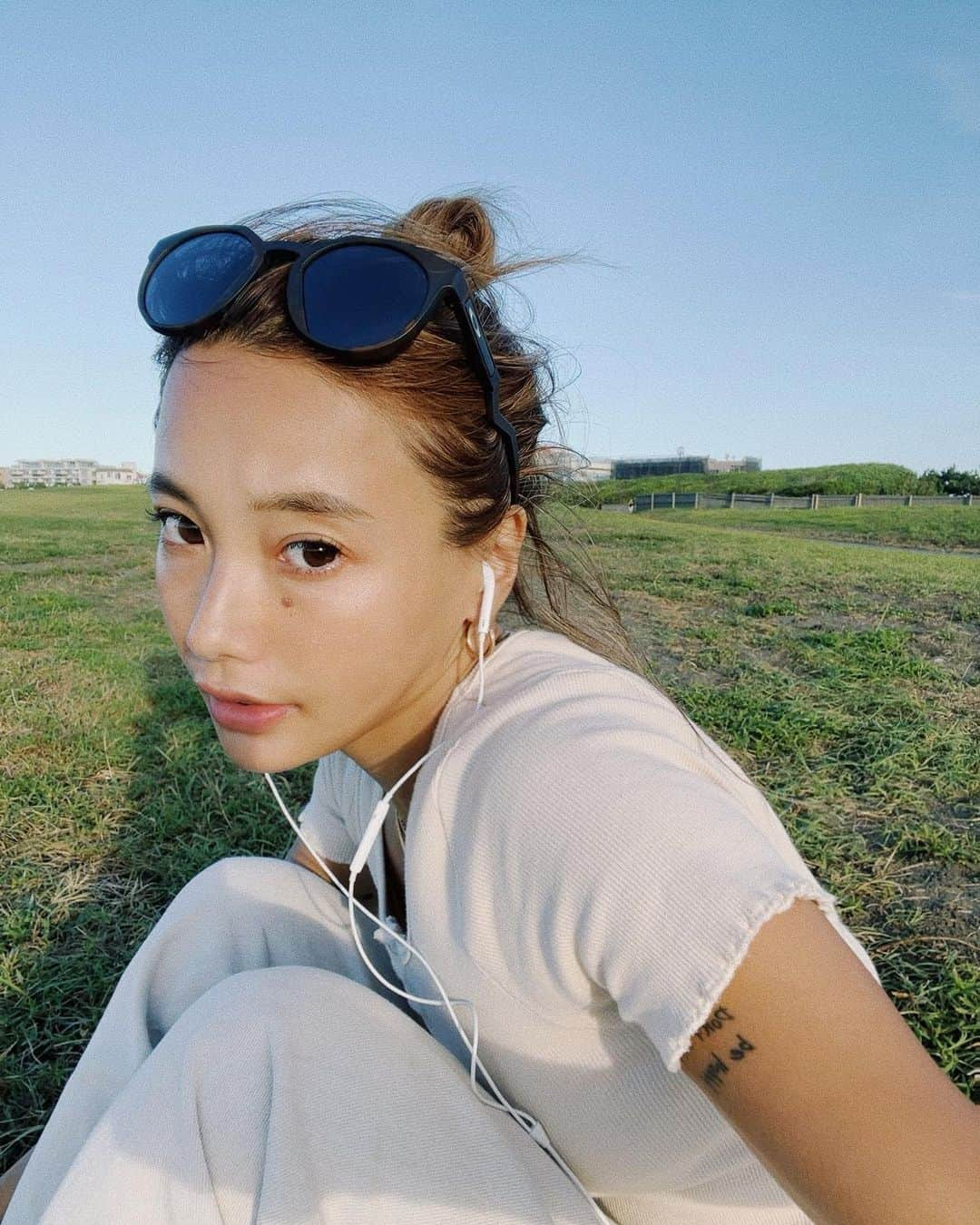 馬詰まほさんのインスタグラム写真 - (馬詰まほInstagram)「Sun pls🧴🌞💦 ひとり時間もしっかりつくれて だいすきな人達にも会えて 海にもはいれてはっぴーセルフケア🫶🏼 急いでご飯の準備してました♡  8/3(Thu) 12:00-15:00 @ayakawasaki popup🎀 in @shonan_t_site きてね☺︎ だいすきな @mainohori と店頭立ちます！たのしみすぎっ！ ♡ #sunset_pics #shonan #1993 #lifeisgood」8月2日 19時16分 - mahorin.1993