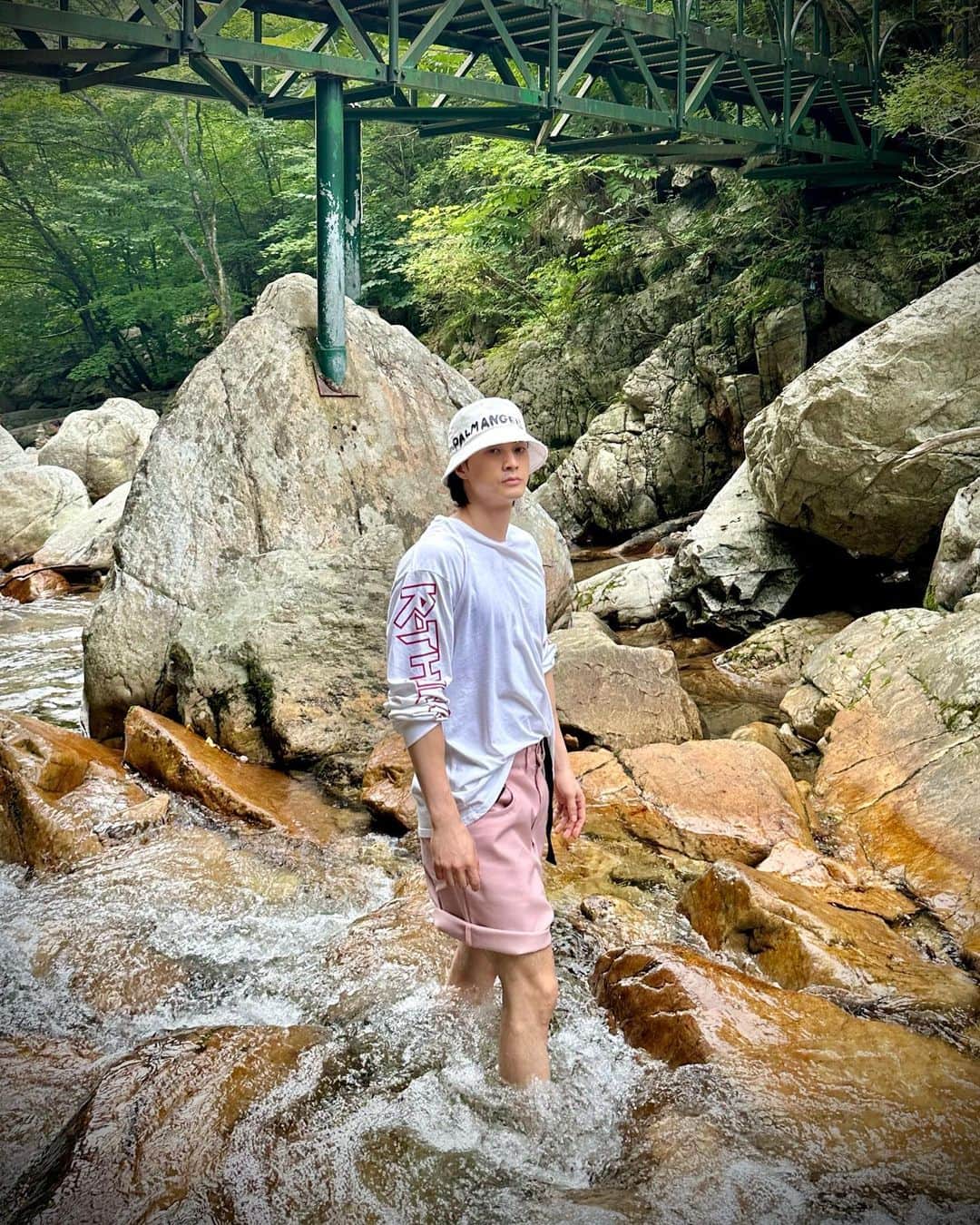 キム・ジフンのインスタグラム：「_  너무 더워서  자연인🌿🙈」