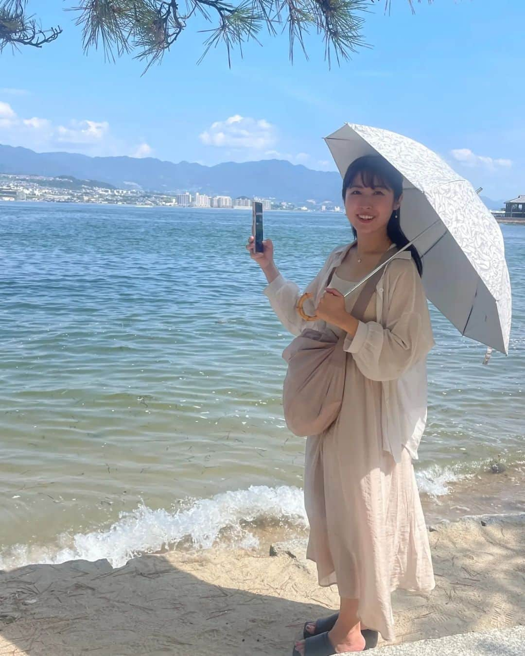 小谷津友里のインスタグラム：「ずーっと行きたかった宮島へ🍁 海は綺麗だし、鹿が自由きままに過ごしてて可愛かった🦌 人に慣れてるんだねぇ😳  広島旅で発見したことシェアしていくので、引き続きお付き合いください🥰 ストーリーズもいっぱいあげてこ📷️  #広島 #広島観光 #宮島 #宮島観光 #厳島神社 #海 #鹿 #国内旅行 #hiroshima #女子旅 #travel #japan #miyajima #japantravel #こやゆり旅」