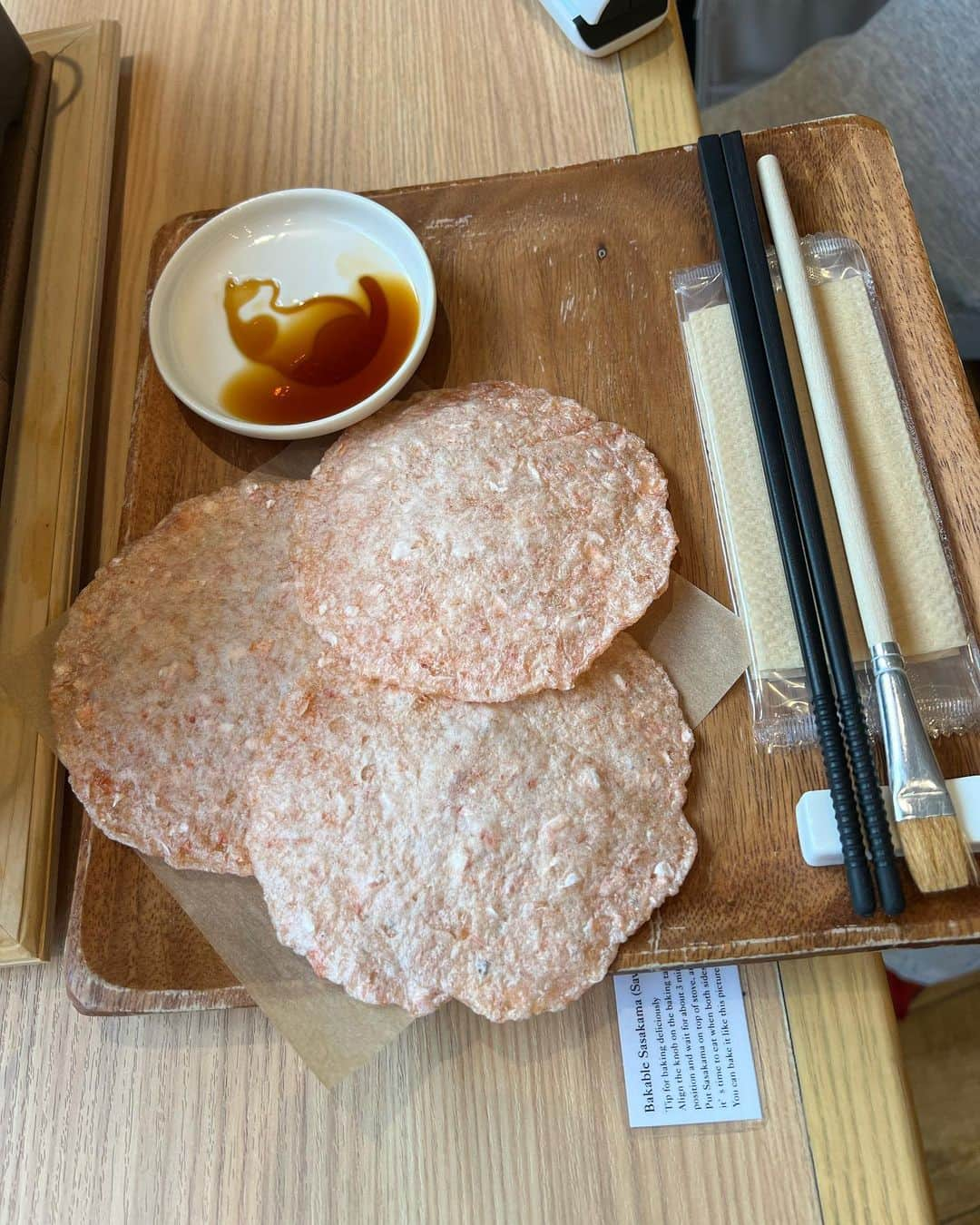 月野帯人のインスタグラム：「焼きシリーズ美味しかったよ(^^) #宮城グルメ#宮城観光 #日本三景#ささかま#エビせんべい #ヤケルささかま #ヤケルえびせんべい #茶屋勘右衛門#サイン#サイン入り#月野帯人#続きはYouTubeで#チャンネル登録よろしくお願いします」