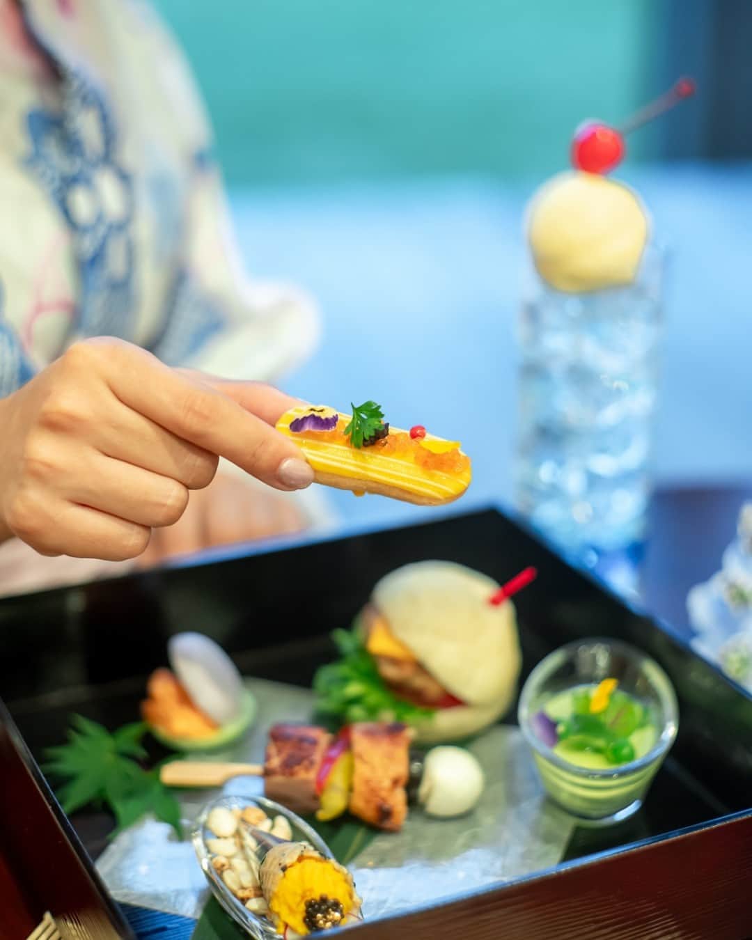 ザ・プリンス パークタワー東京さんのインスタグラム写真 - (ザ・プリンス パークタワー東京Instagram)「【SUZUMUSHI CAFÉ フードのご紹介】  8月30日まで開催中の「#SUZUMUSHICAFE 」。  今年は和を感じるお食事と「Sorairo」をイメージした甘味をご用意いたしました✨  米粉のハンバーガーや焼き鳥風の鴨のロースト、パッションフルーツのチョコレートガナッシュを包んだ水まんじゅうなどをお楽しみいただけます。  写真映えもばっちりなメニューとともに、素敵な夕涼みのひとときを。  ご予約はSUZUMUSHI CAFÉのWebサイトより  Suzumushi Café is open until August 31st ✨  This year, we have prepared an exquisite selection of sweet and savoury dishes inspired by our "Sorairo" theme.  Enjoy mini rice flour burgers, yakitori-style roasted duck, and traditional summer mizu-manju coated in a delicious passion fruit chocolate ganache.  Have yourself a wholly pleasant summer evening with a delectable, colourful spread as delightfully photogenic as your scenic, open-air surroundings 🌇🌿  Reservations can be made directly via the Suzumushi Café website.  Share your own images with us by tagging @princeparktowertokyo —————————————————————  #theprinceparktowertokyo #tokyotower #tokyotowerview #japanesefood #yukata #ザプリンスパークタワー東京 #SUZUMUSHICAFE #東京タワー #夕涼み #スズムシカフェ #夏 #写真映え #夏デート」8月2日 19時25分 - princeparktowertokyo