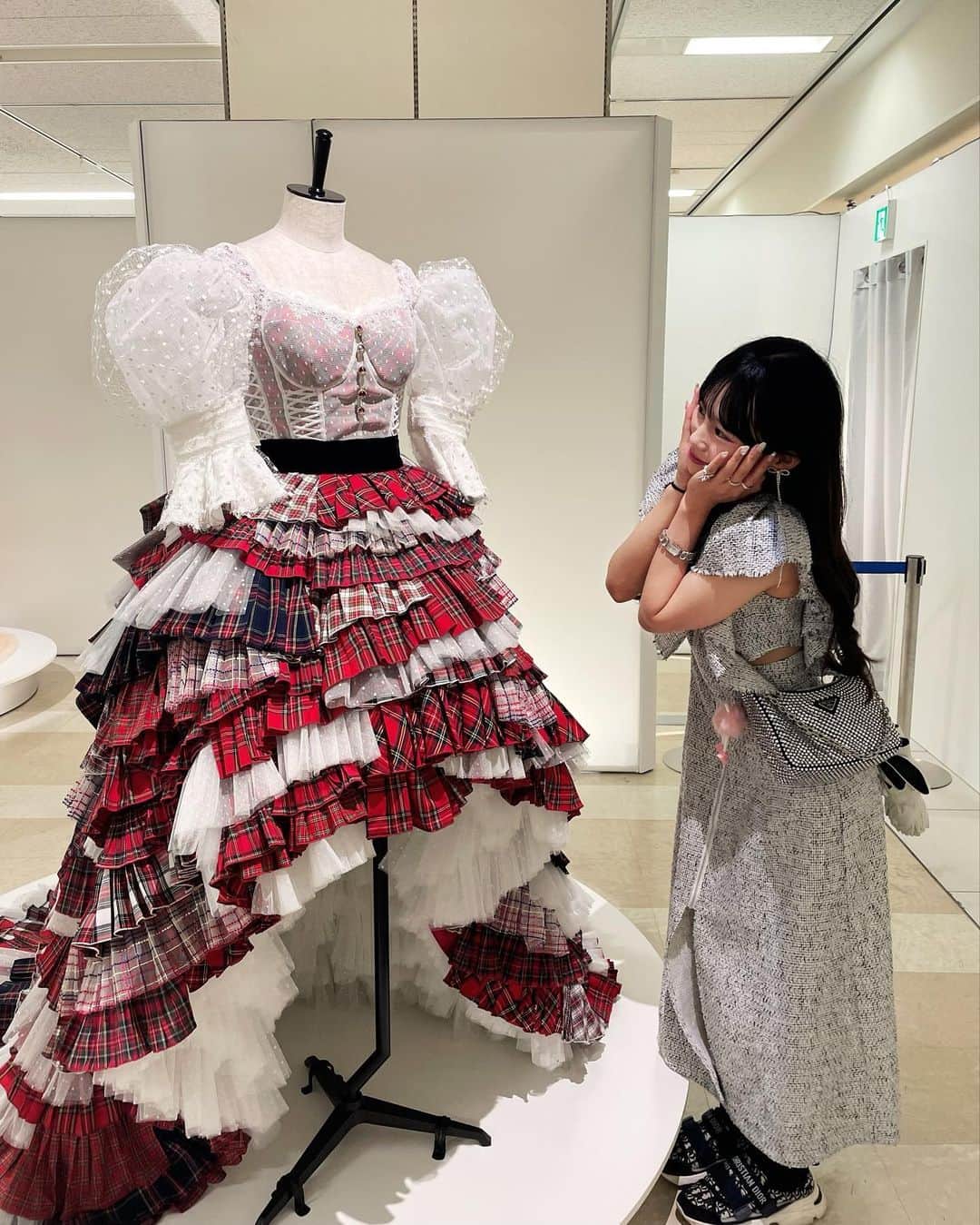村川緋杏さんのインスタグラム写真 - (村川緋杏Instagram)「AKB48 大衣装展 ～オサレカンパニーの世界～ 行ってきました💨  約8年間オサレさんの衣装を着てきたわけなのですが、 自分が衣装を制作するようになってから知る 驚きや工夫も沢山あって。  すっごく面白かったし カッコ良かったです🥲  流行りや曲調によって違う衣装デザインも 全てオサレさんの物だと分かるのはきっと 愛と技術が詰まりまくっているから、 それが再確認できました😭（すごすぎる）  私もオサレさんのように 「着る人を何倍にも輝かせる」 そんな衣装デザインができる人に なりたいです。いや、絶対になります。  250着、感動しました。  私も憧れのオサレカンパニーさんのような会社や衣装を作れるよう、また人一倍動いて夢を叶えられるように頑張っていきます😊💕  #AKB48大衣装展」8月2日 19時26分 - murakawabibiann