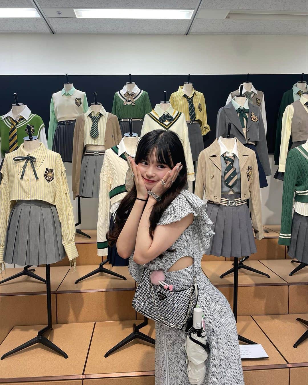 村川緋杏さんのインスタグラム写真 - (村川緋杏Instagram)「AKB48 大衣装展 ～オサレカンパニーの世界～ 行ってきました💨  約8年間オサレさんの衣装を着てきたわけなのですが、 自分が衣装を制作するようになってから知る 驚きや工夫も沢山あって。  すっごく面白かったし カッコ良かったです🥲  流行りや曲調によって違う衣装デザインも 全てオサレさんの物だと分かるのはきっと 愛と技術が詰まりまくっているから、 それが再確認できました😭（すごすぎる）  私もオサレさんのように 「着る人を何倍にも輝かせる」 そんな衣装デザインができる人に なりたいです。いや、絶対になります。  250着、感動しました。  私も憧れのオサレカンパニーさんのような会社や衣装を作れるよう、また人一倍動いて夢を叶えられるように頑張っていきます😊💕  #AKB48大衣装展」8月2日 19時26分 - murakawabibiann