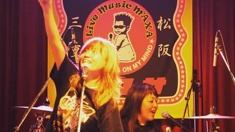 田村直美のインスタグラム：「Grace Hearts music school㊗️21周年で 先週末は三重県へ 1日目はヨガ 2日目は田村直美 with GRAID@松阪M"AXA BROIDのコータローくんと真鍋さんGRACEとライブ 楽しかったなぁ　剛さんとも再会できたし　 主催の野田さんも喜んでくれて嬉 美味しいご飯とたくさんの笑顔　 マクサの顔はめもしたし　神様にもご挨拶　 いただいた写真全部笑ってました😆ありがとう」