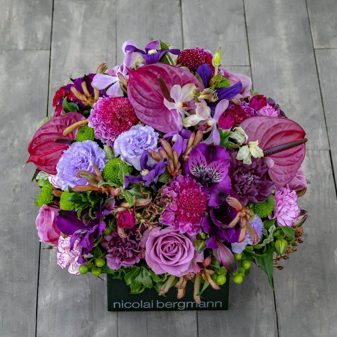 ニコライ・バーグマン・フラワーズ＆デザインさんのインスタグラム写真 - (ニコライ・バーグマン・フラワーズ＆デザインInstagram)「⁠A beautiful mix of purple florals is arranged in this flower cube. ⁠ Which is your favorite flower in this one? ⁠ .⁠ .⁠ .⁠ .⁠ #nicolaibergmann #flowerdesign #floralart #ニコライバーグマン #フラワーデザイン #니콜라이버그만 #꽃다발 #цветочноеоформление #blumenkunst #artefloral」8月2日 19時40分 - nicolaibergmann