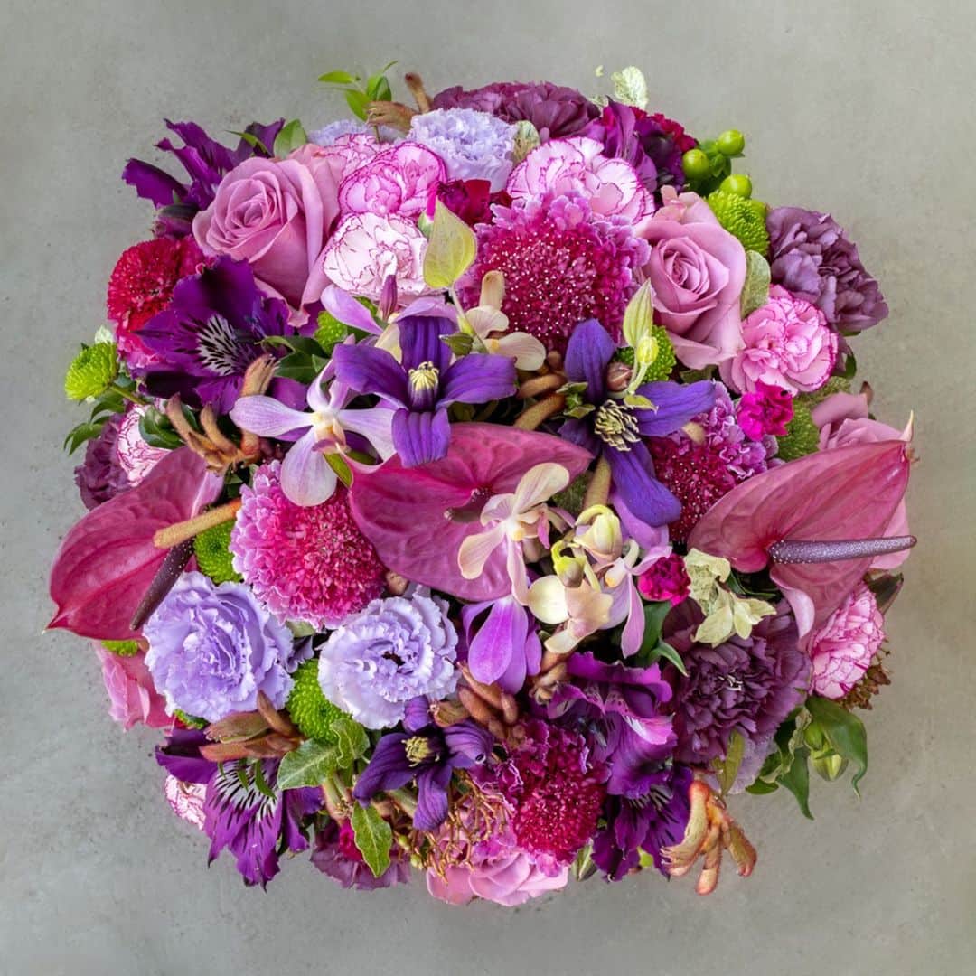 ニコライ・バーグマン・フラワーズ＆デザインさんのインスタグラム写真 - (ニコライ・バーグマン・フラワーズ＆デザインInstagram)「⁠A beautiful mix of purple florals is arranged in this flower cube. ⁠ Which is your favorite flower in this one? ⁠ .⁠ .⁠ .⁠ .⁠ #nicolaibergmann #flowerdesign #floralart #ニコライバーグマン #フラワーデザイン #니콜라이버그만 #꽃다발 #цветочноеоформление #blumenkunst #artefloral」8月2日 19時40分 - nicolaibergmann