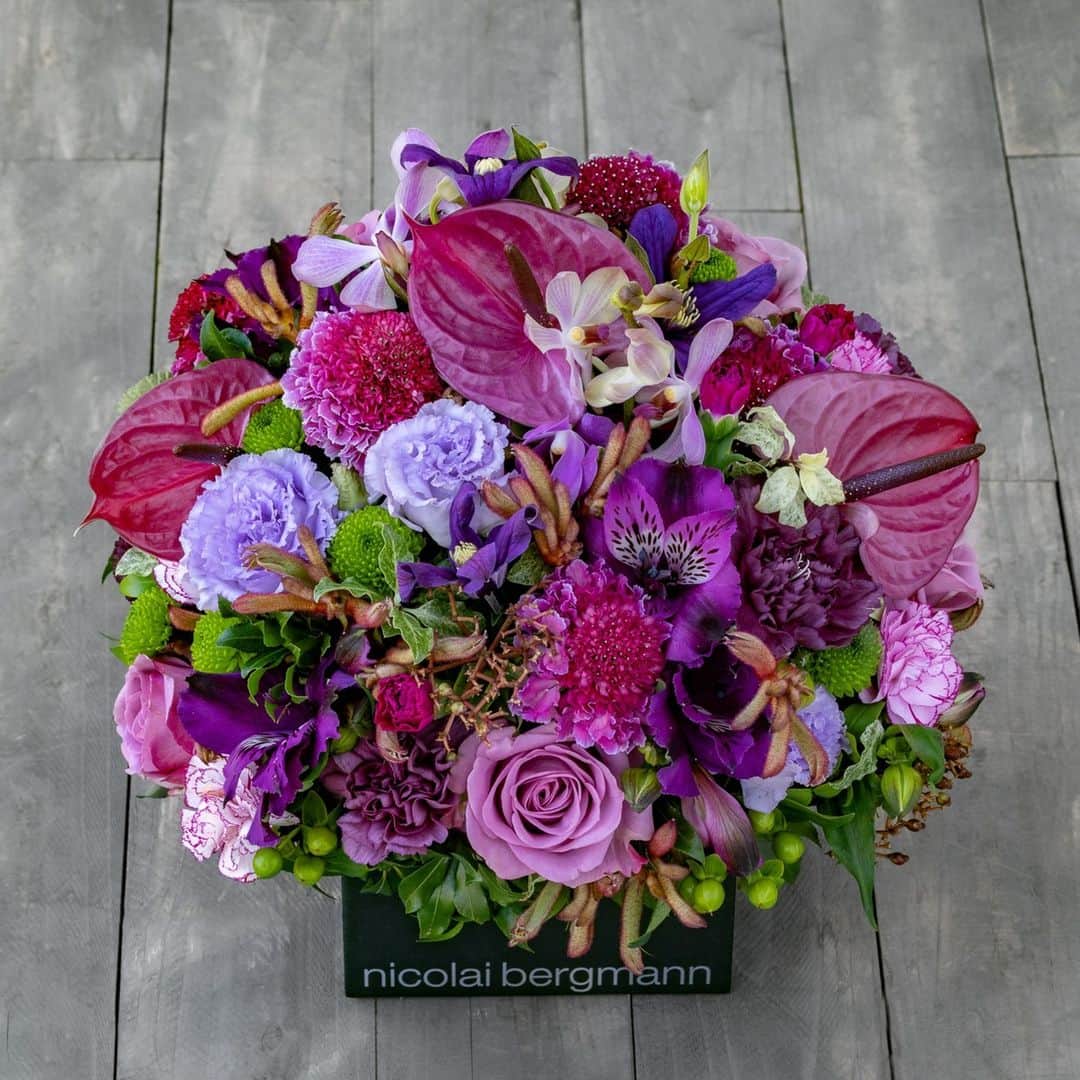 ニコライ・バーグマン・フラワーズ＆デザインのインスタグラム：「⁠A beautiful mix of purple florals is arranged in this flower cube. ⁠ Which is your favorite flower in this one? ⁠ .⁠ .⁠ .⁠ .⁠ #nicolaibergmann #flowerdesign #floralart #ニコライバーグマン #フラワーデザイン #니콜라이버그만 #꽃다발 #цветочноеоформление #blumenkunst #artefloral」
